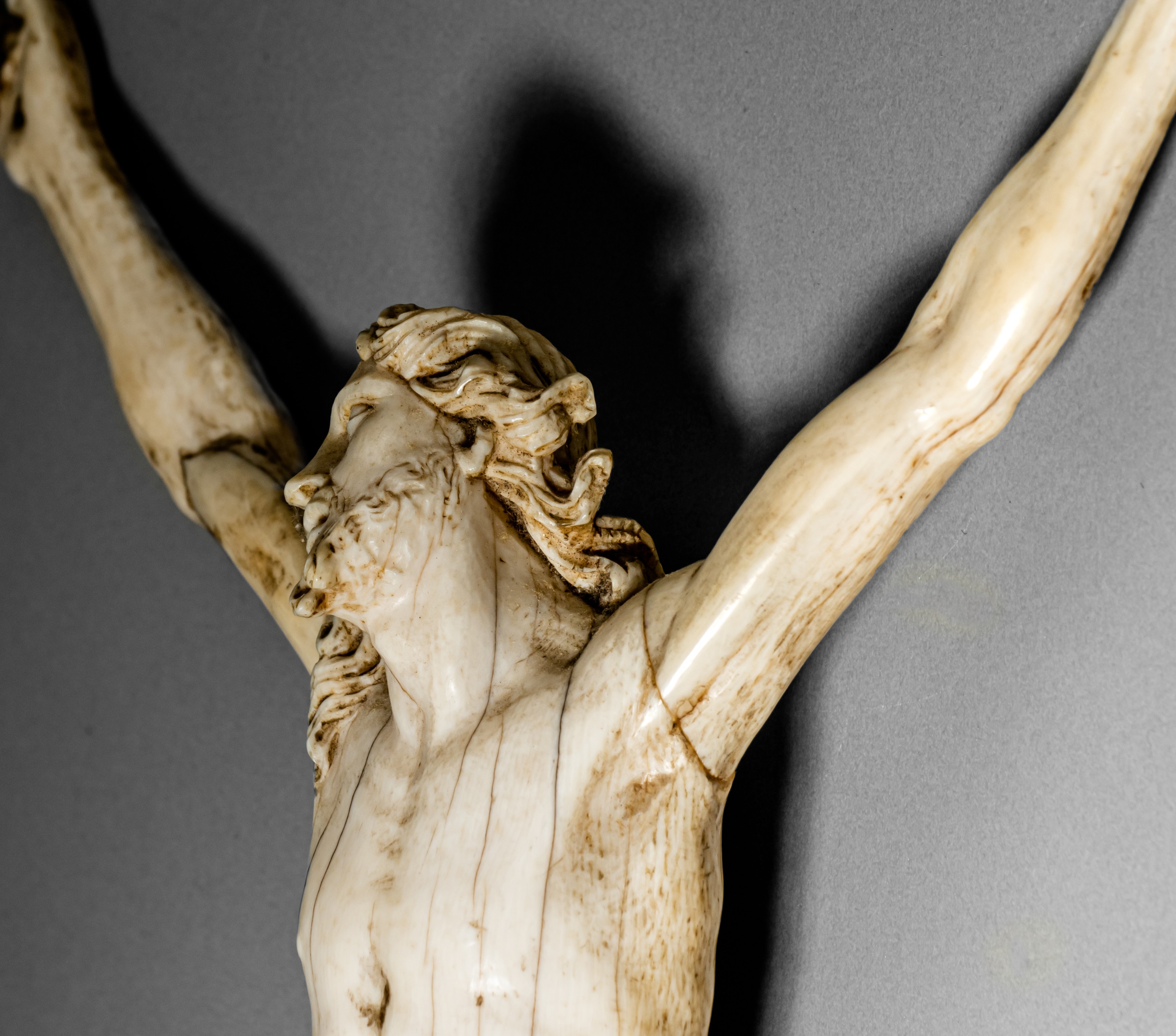 A finely carved ivory Corpus Christi, the Southern Netherlands, 17th/18thC, H 26,7 cm, 197 g (+) - Image 9 of 25