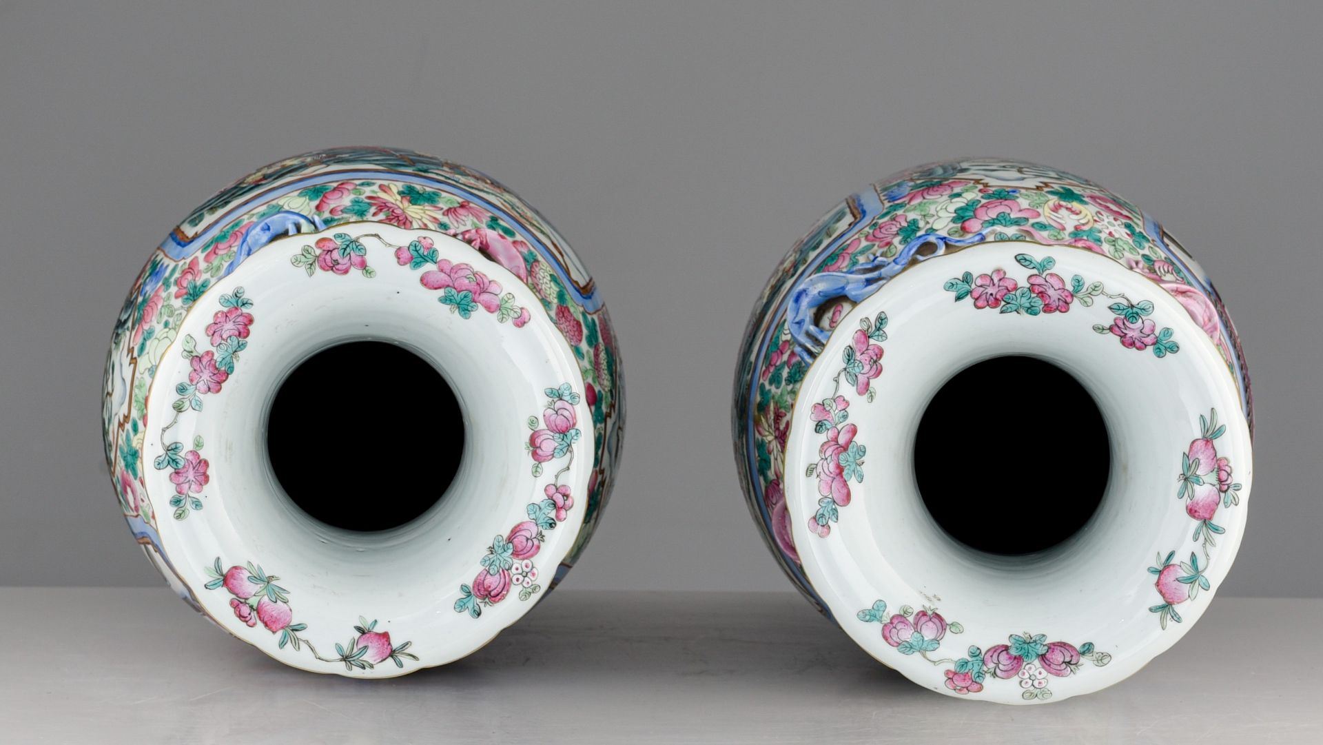 A pair of Chinese famille rose 'Romance of the Three Kingdoms' vases, 19thC, H 62 cm - Image 6 of 7