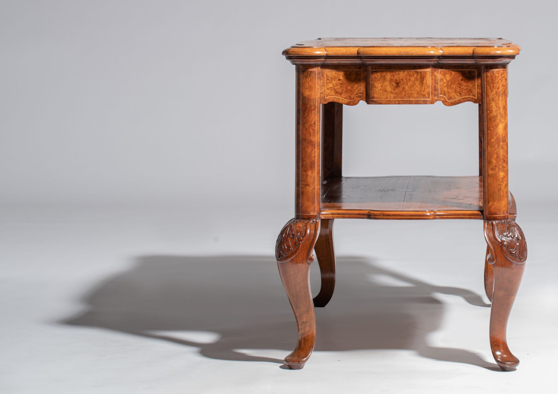 An English side table on baluster feet, burr and walnut veneered, H 70 - W 89 - D 54 cm - Image 5 of 11