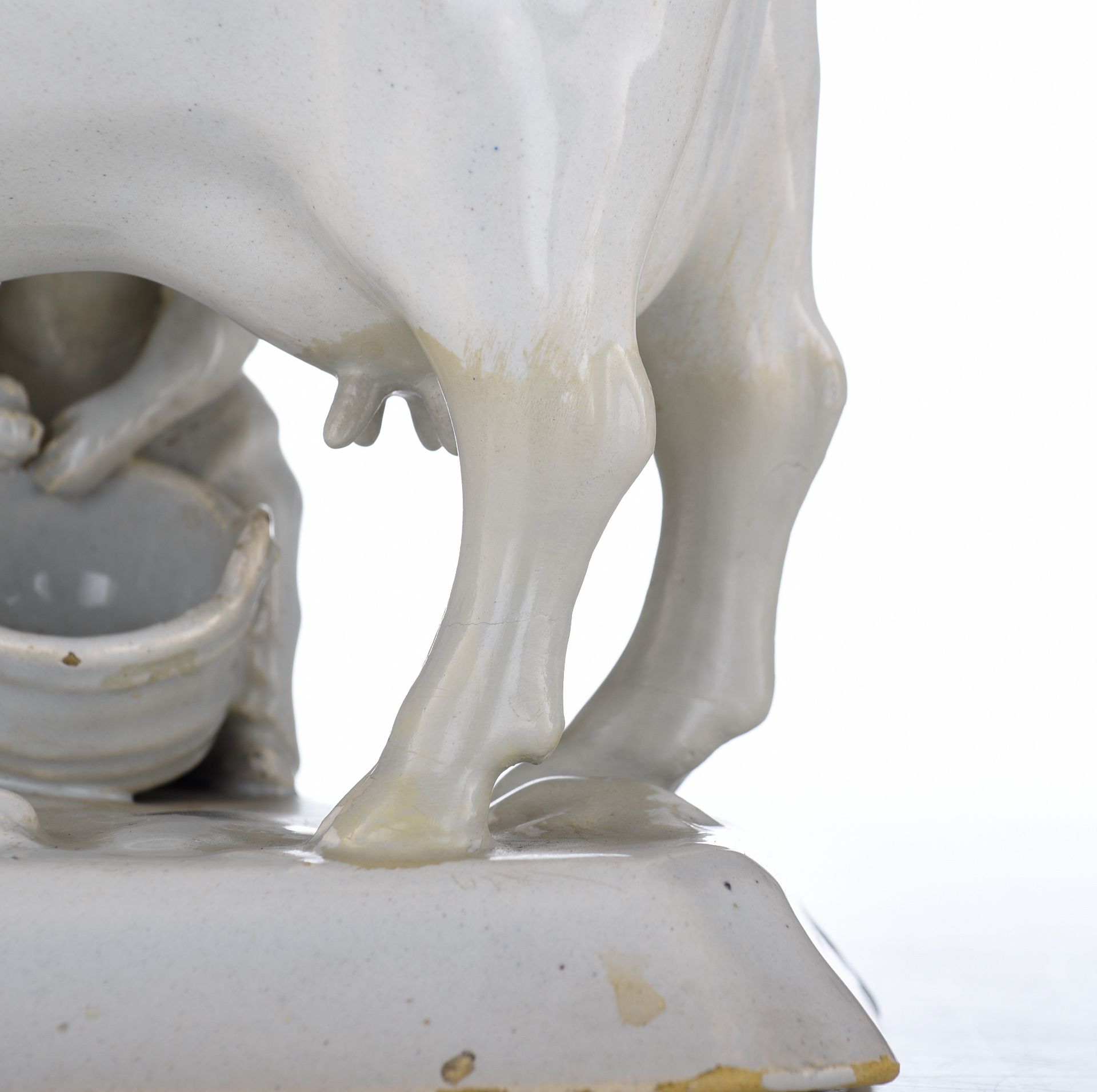 A large pair of Delft white-glazed models of cows with milkers, 18thC, H 18 - W 22 cm - Image 13 of 14