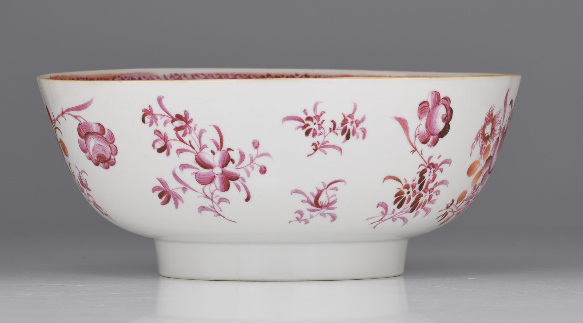 A Chinese famille rose charger and a punch bowl in puce, 18thC, dia. plate 38,7 cm - Image 4 of 7