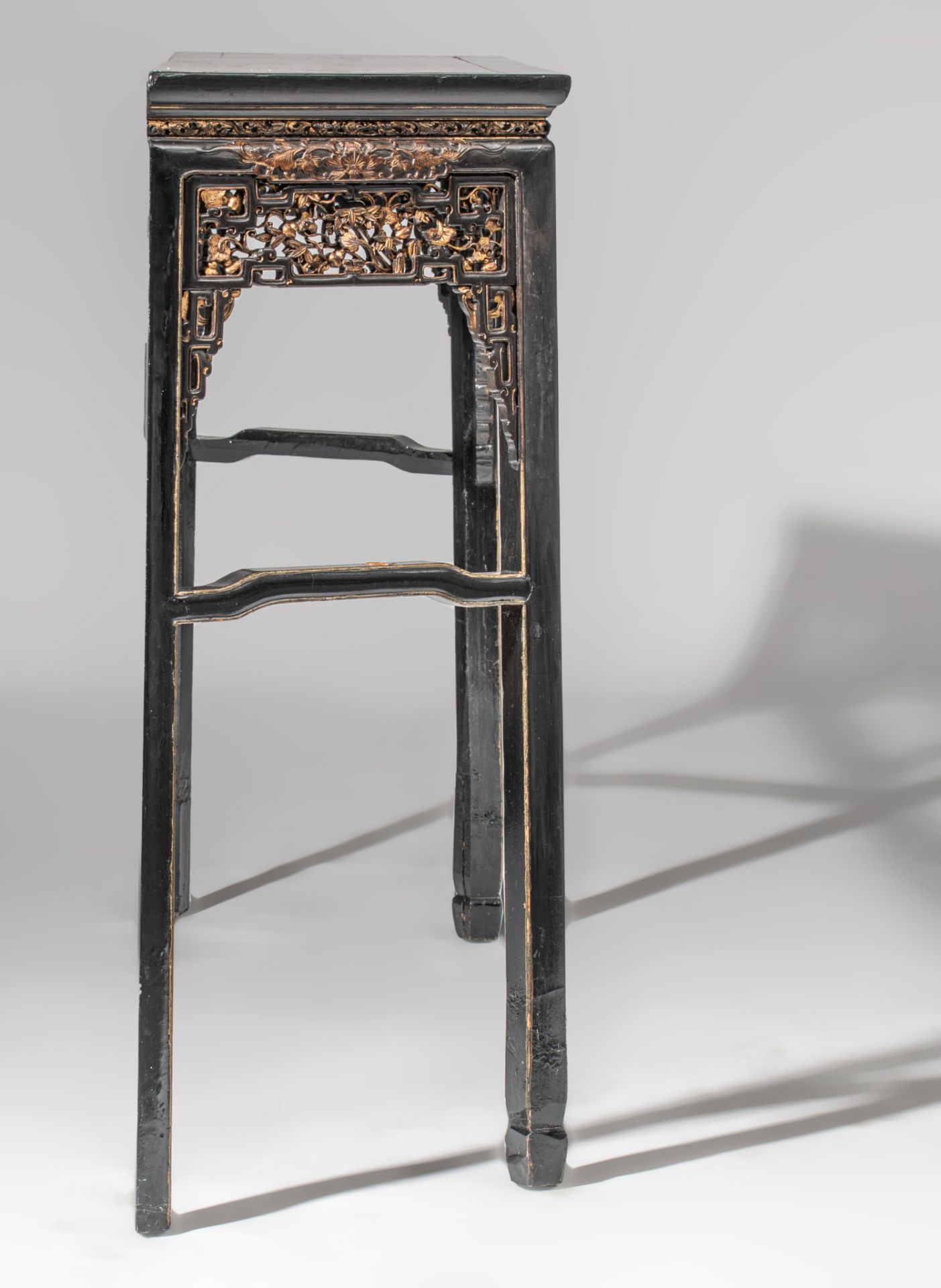 A Chinese gilt and lacquered carved side table, late Qing/Republic period, H 107 - L 187 - D 40 cm - Image 6 of 10