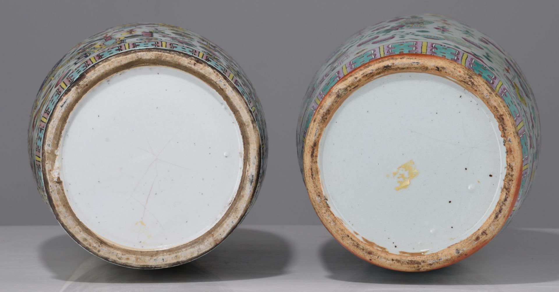 Two Chinese famille rose 'One Hundred Antiquities' vases, 19thC, H 58 cm - Image 7 of 7