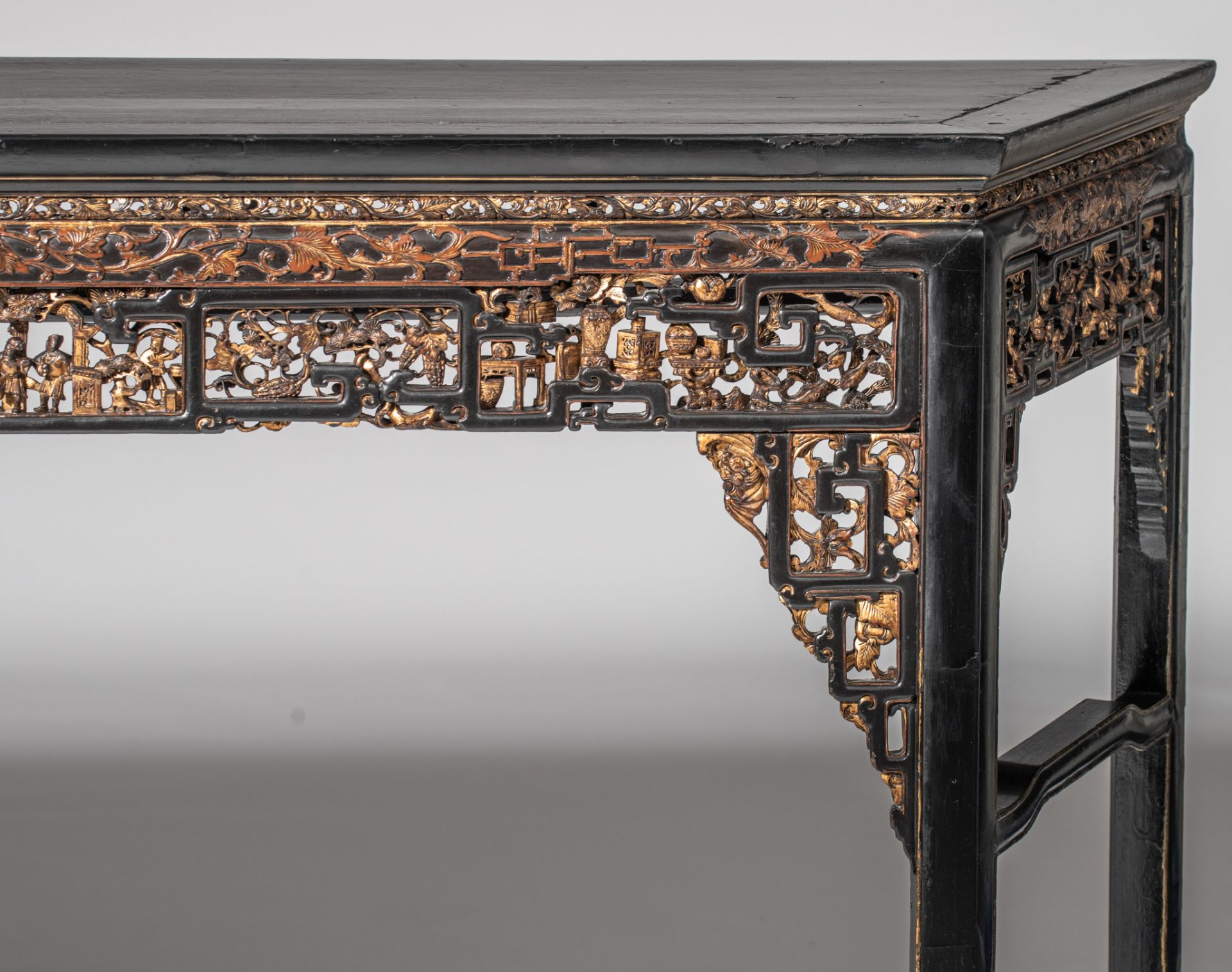 A Chinese gilt and lacquered carved side table, late Qing/Republic period, H 107 - L 187 - D 40 cm - Image 10 of 10