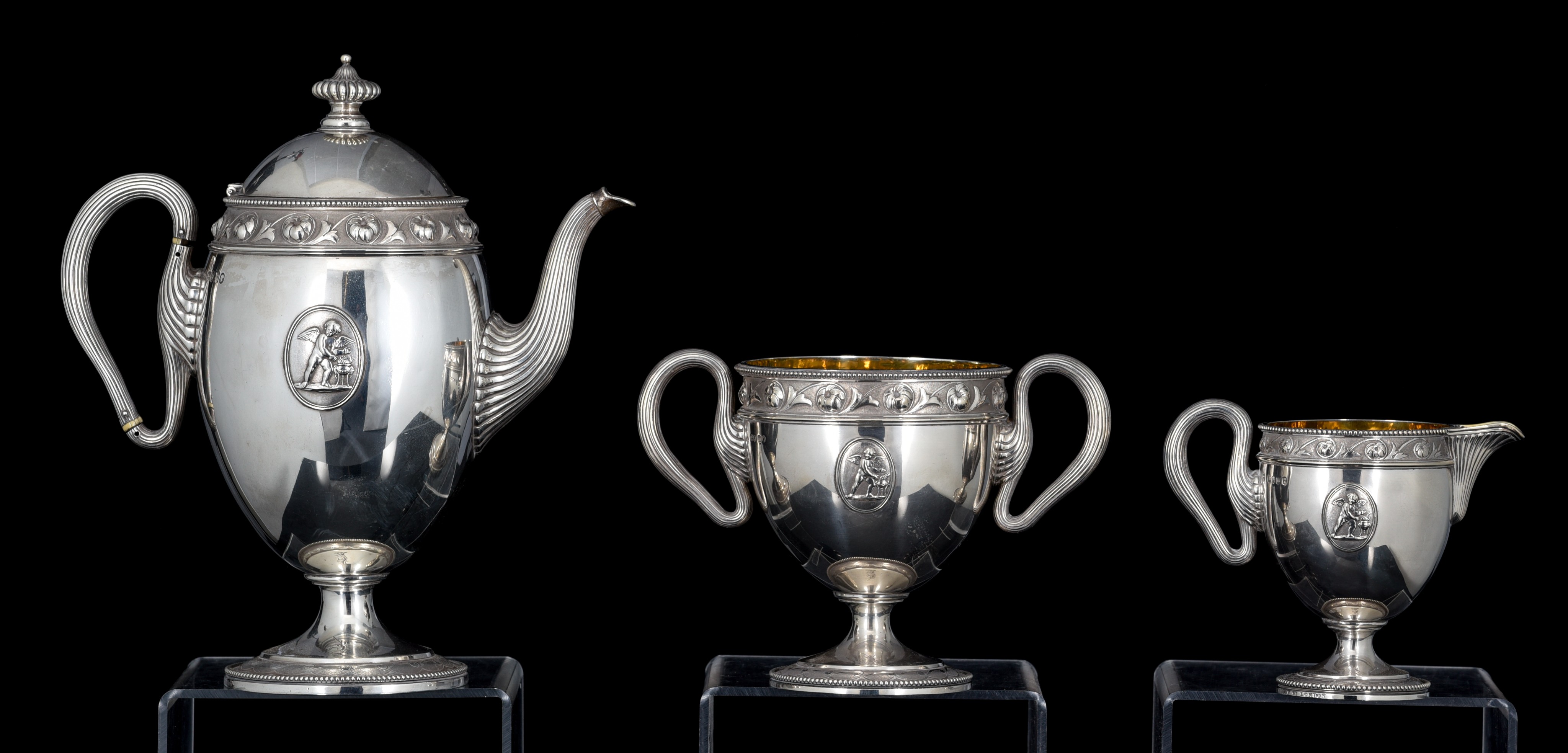 A Victorian three-part Neoclassical silver coffee set, London hallmark, H 13 - 28,5 cm, c 2300 g - Bild 3 aus 6