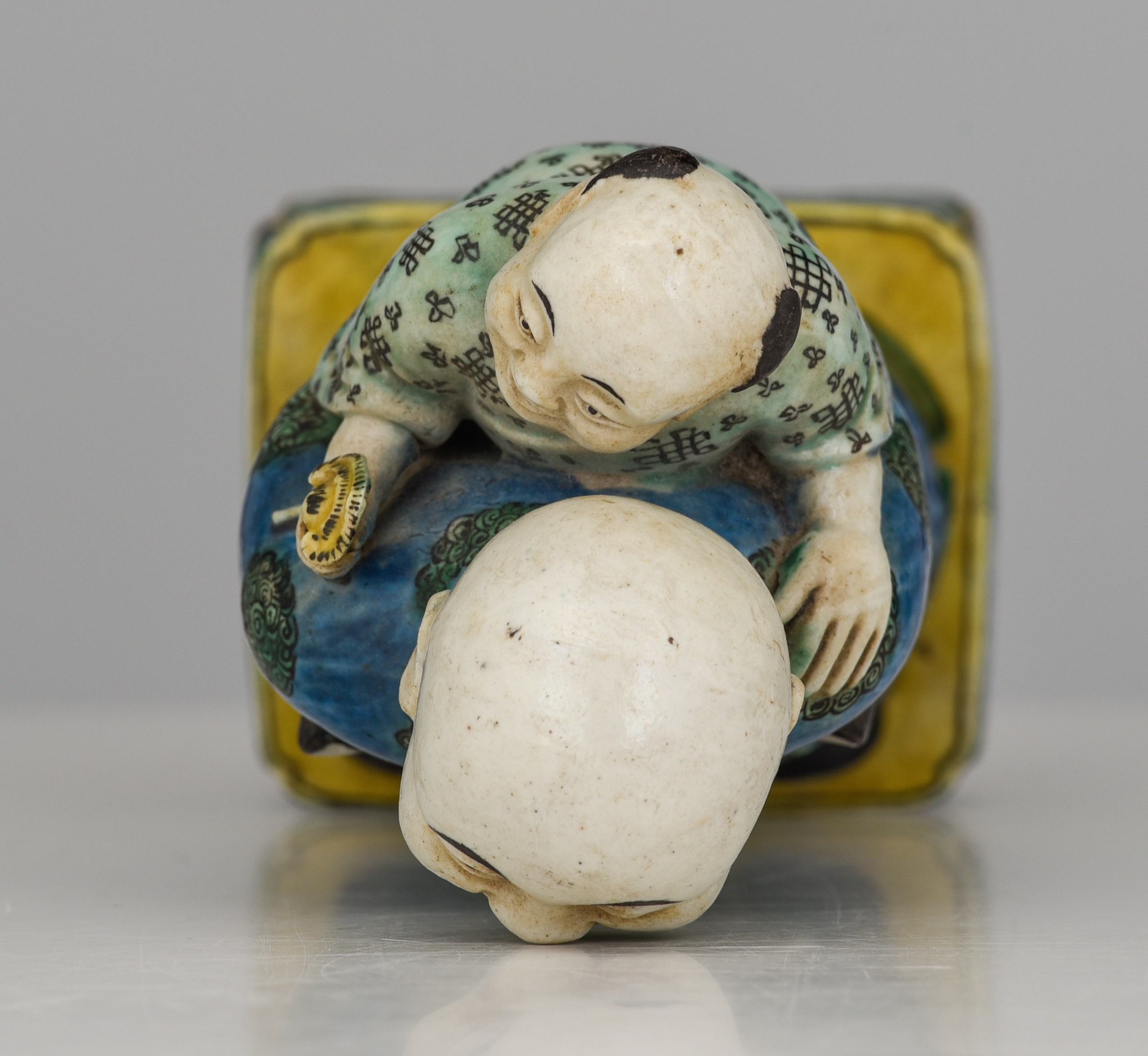 A Chinese famille verte biscuit figure of a man and boy, Republic period, H 22 cm - Image 7 of 10