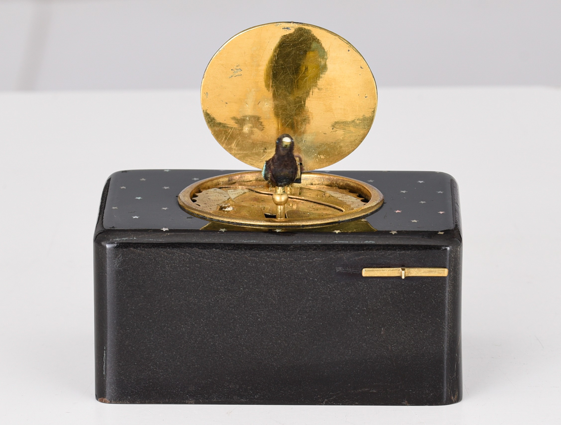 An early singing bird box with black lacquer and mother-of-pearl star decoration, H 5,5 - W 11 cm - Image 9 of 13