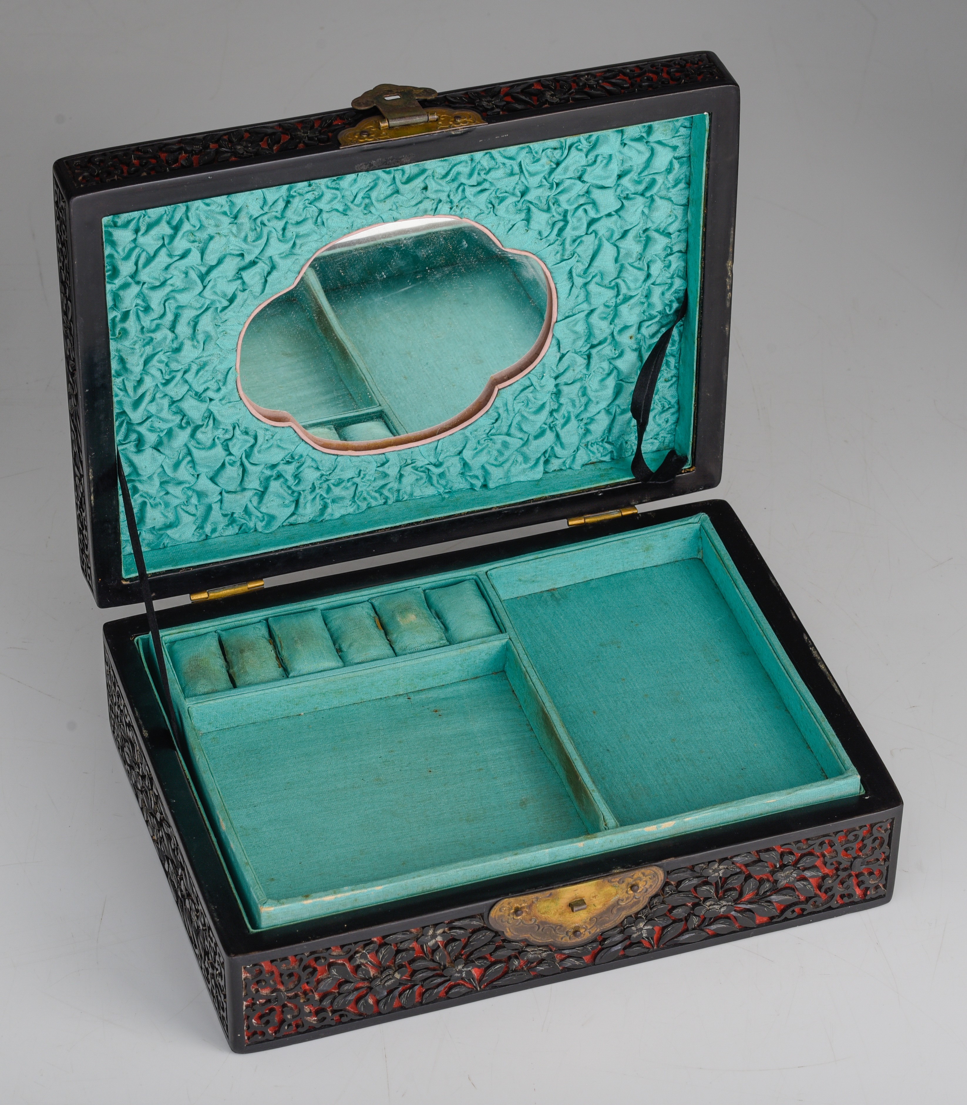 A Chinese carved lacquered jewellery box, late Qing/Republic period, H 9 - 28 x 20 cm - Image 9 of 9