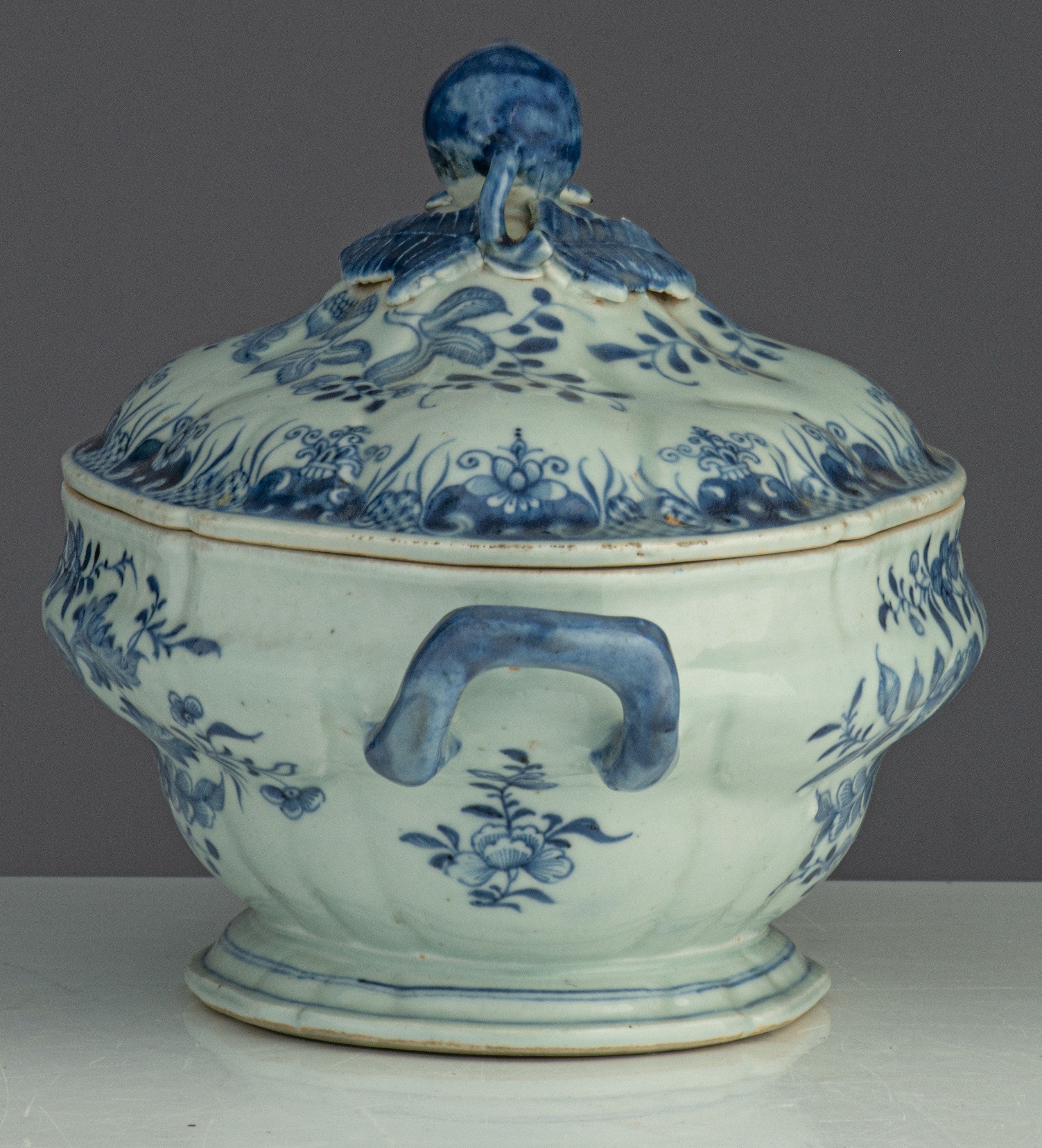 A Chinese blue and white export tureen and a matching plate, Qianlong period, H 19 - W 29,5 cm - add - Image 9 of 14
