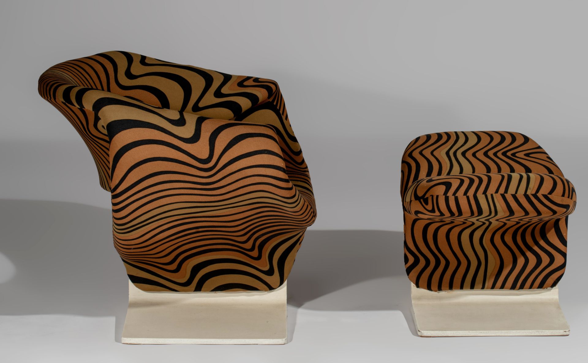 A rare Ribbon chair and ottoman by Pierre Paulin for Artifort, upholstered in 'Tiger' fabric by Jack - Image 7 of 20