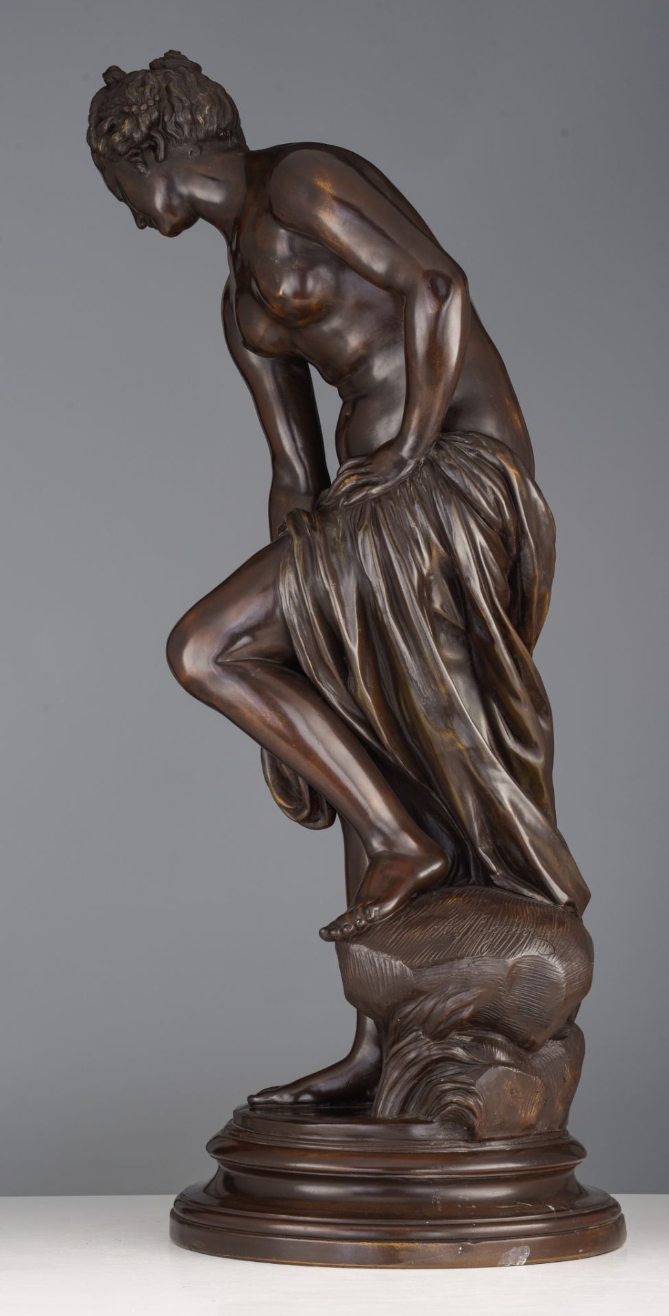 After Gabriel Allegrain (1733-1779), the bathing Venus, terracotta with bronze patina, H 85,5 cm - Image 3 of 7