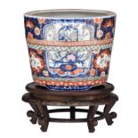 A Japanese Imari jardiniere, on a matching wooden stand, H 26,3 - dia. 32 cm