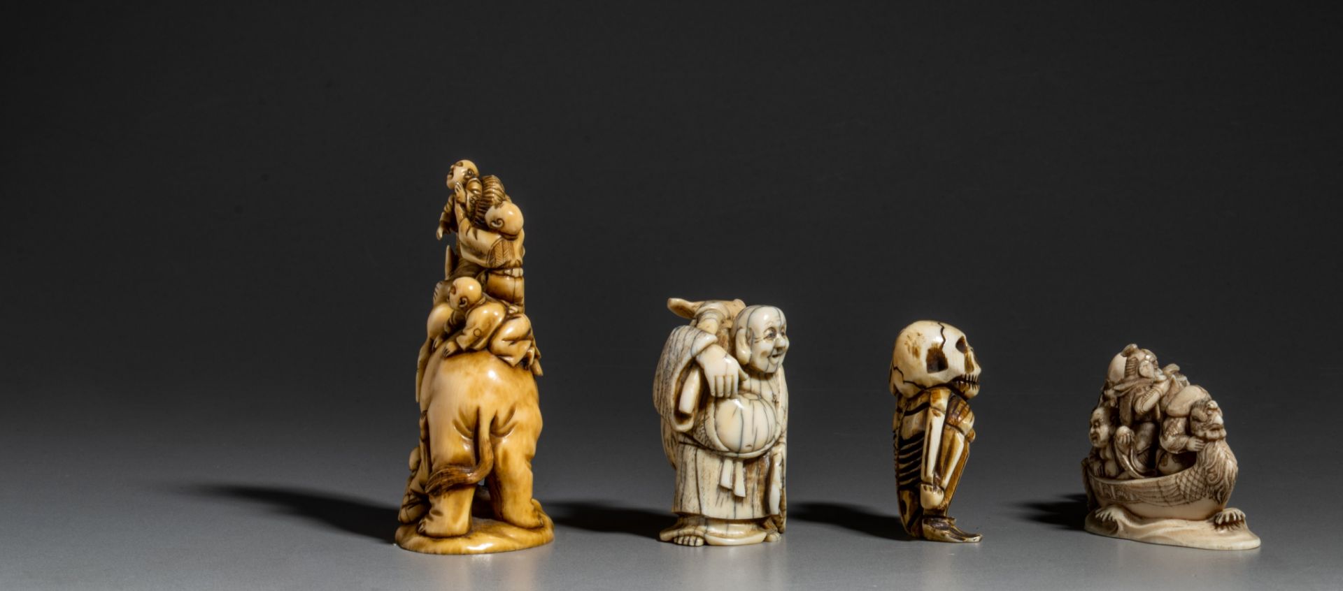 A collection of three Japanese carved okimono and one netsuke (+) - Bild 5 aus 8