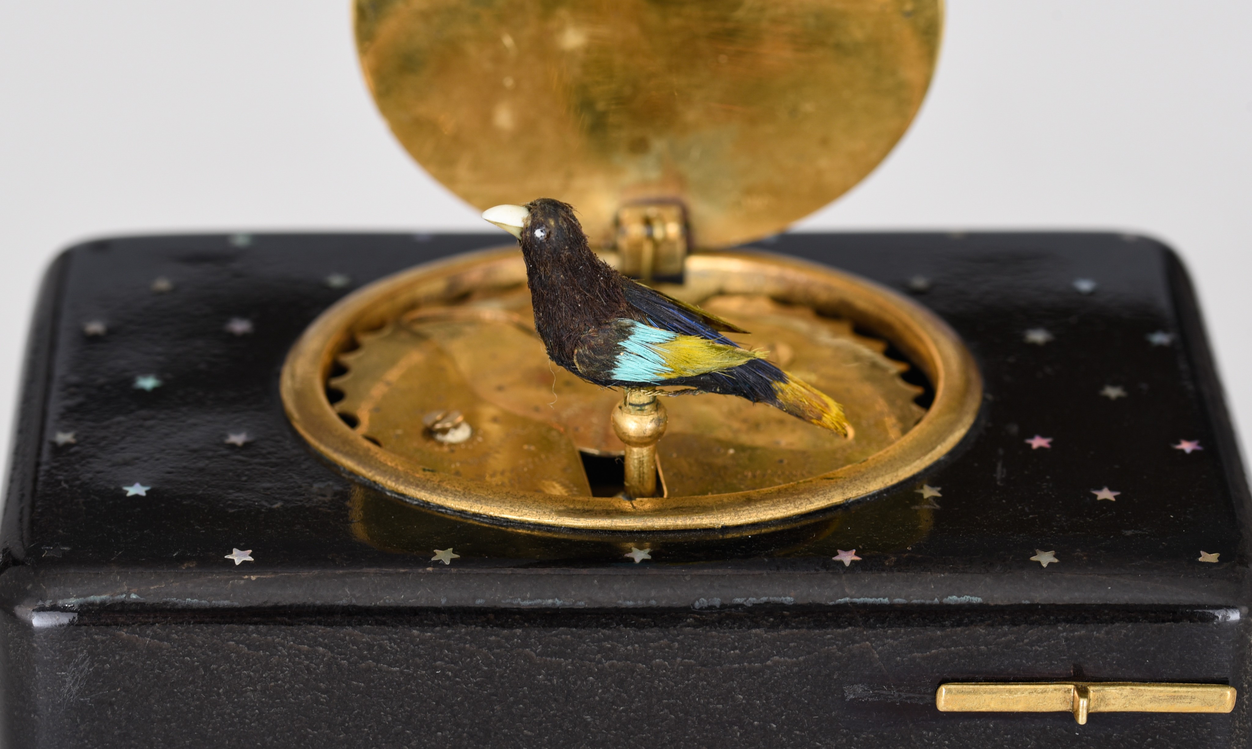 An early singing bird box with black lacquer and mother-of-pearl star decoration, H 5,5 - W 11 cm - Image 11 of 13