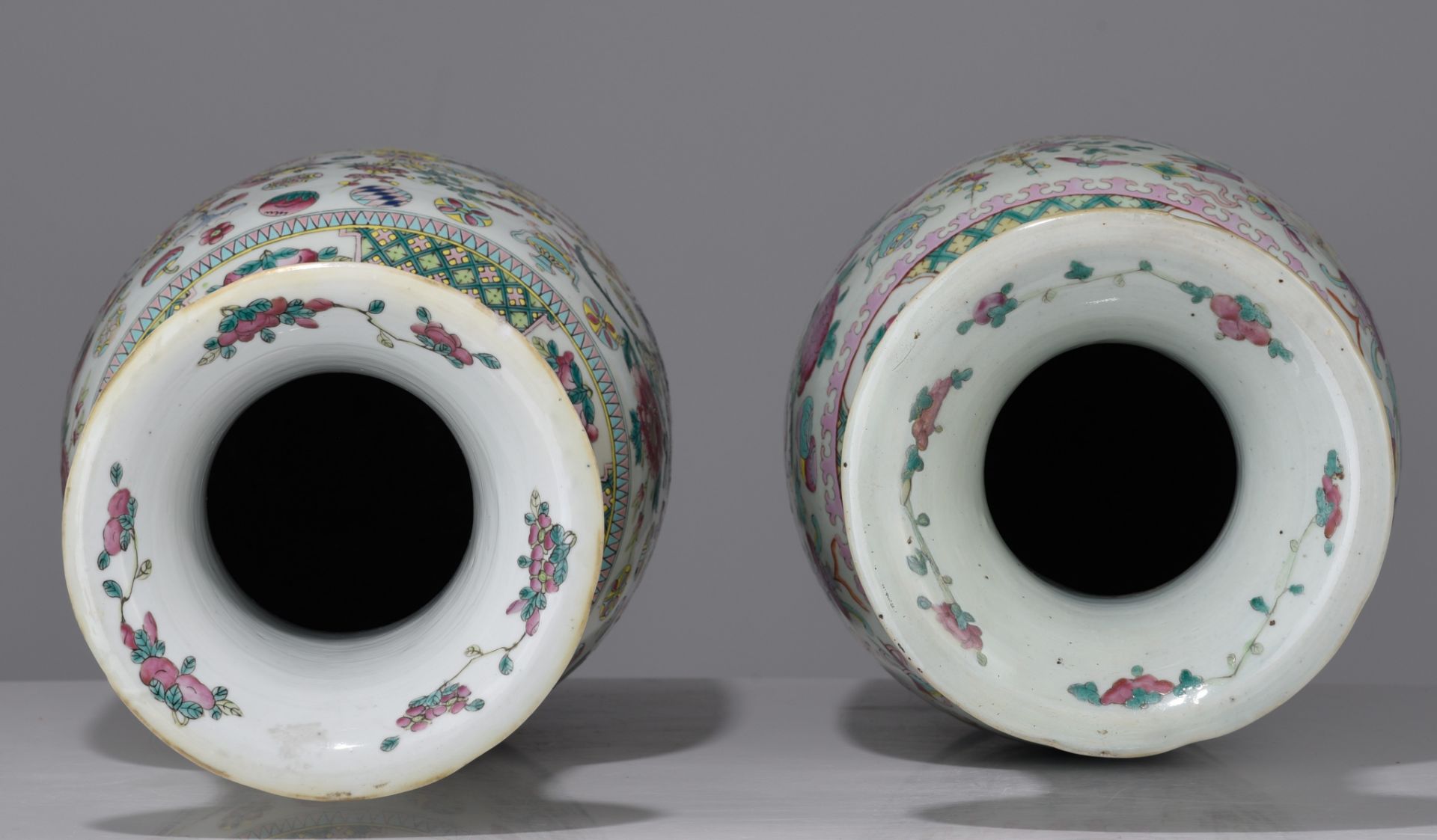 Two Chinese famille rose 'One Hundred Antiquities' vases, 19thC, H 58 cm - Image 6 of 7