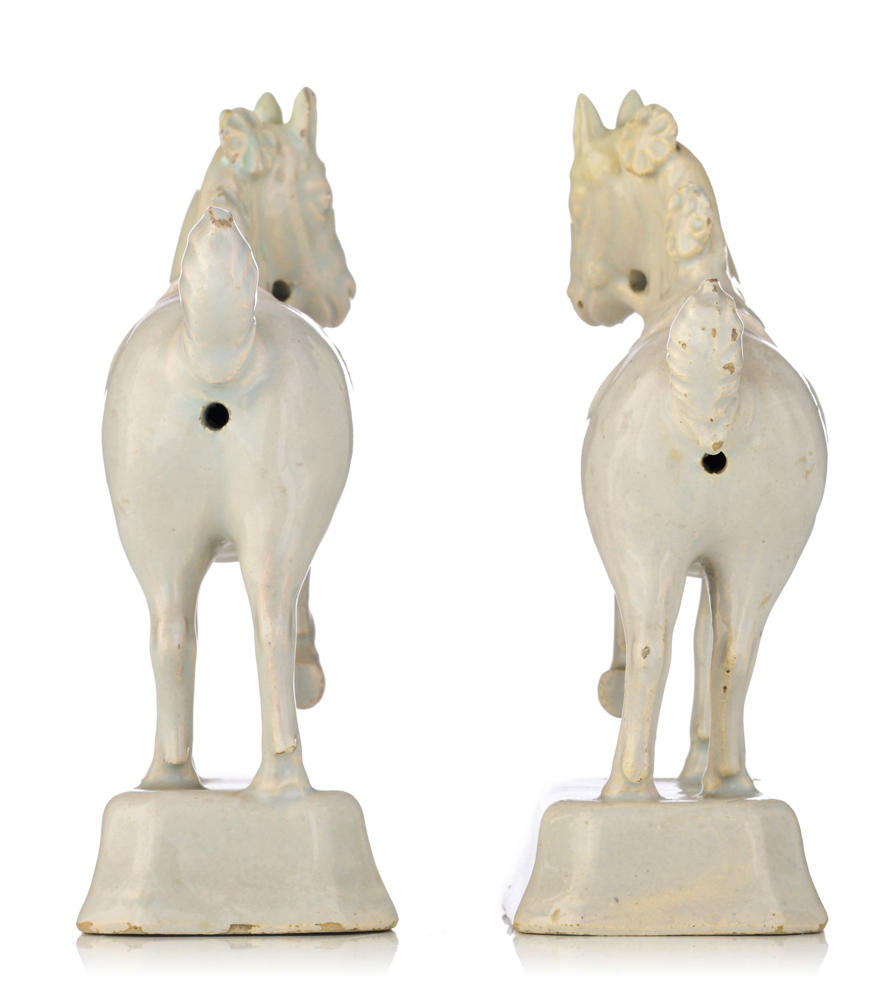 A pair of Dutch Delft white-glazed figures of circus horses, 18thC, H 14 cm - Image 5 of 9