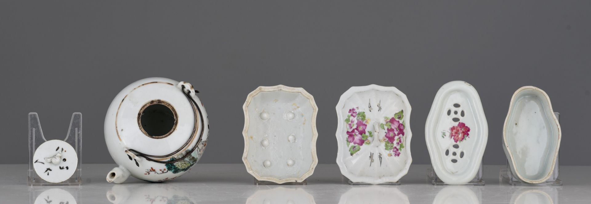 A collection of Chinese Republic period Qianjiangcai and famille rose pots and boxes, 19thC/20thC, T - Image 15 of 18