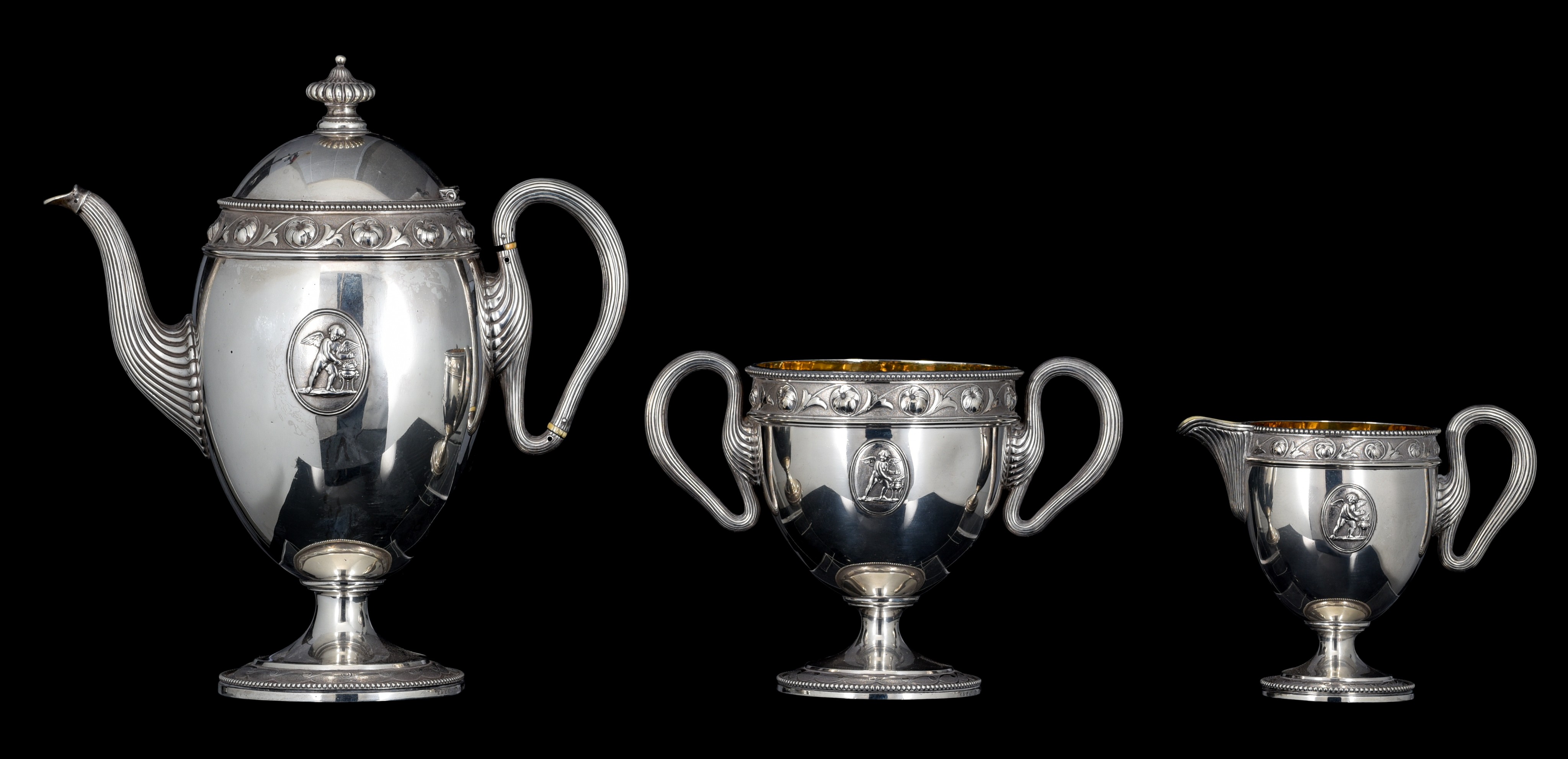 A Victorian three-part Neoclassical silver coffee set, London hallmark, H 13 - 28,5 cm, c 2300 g