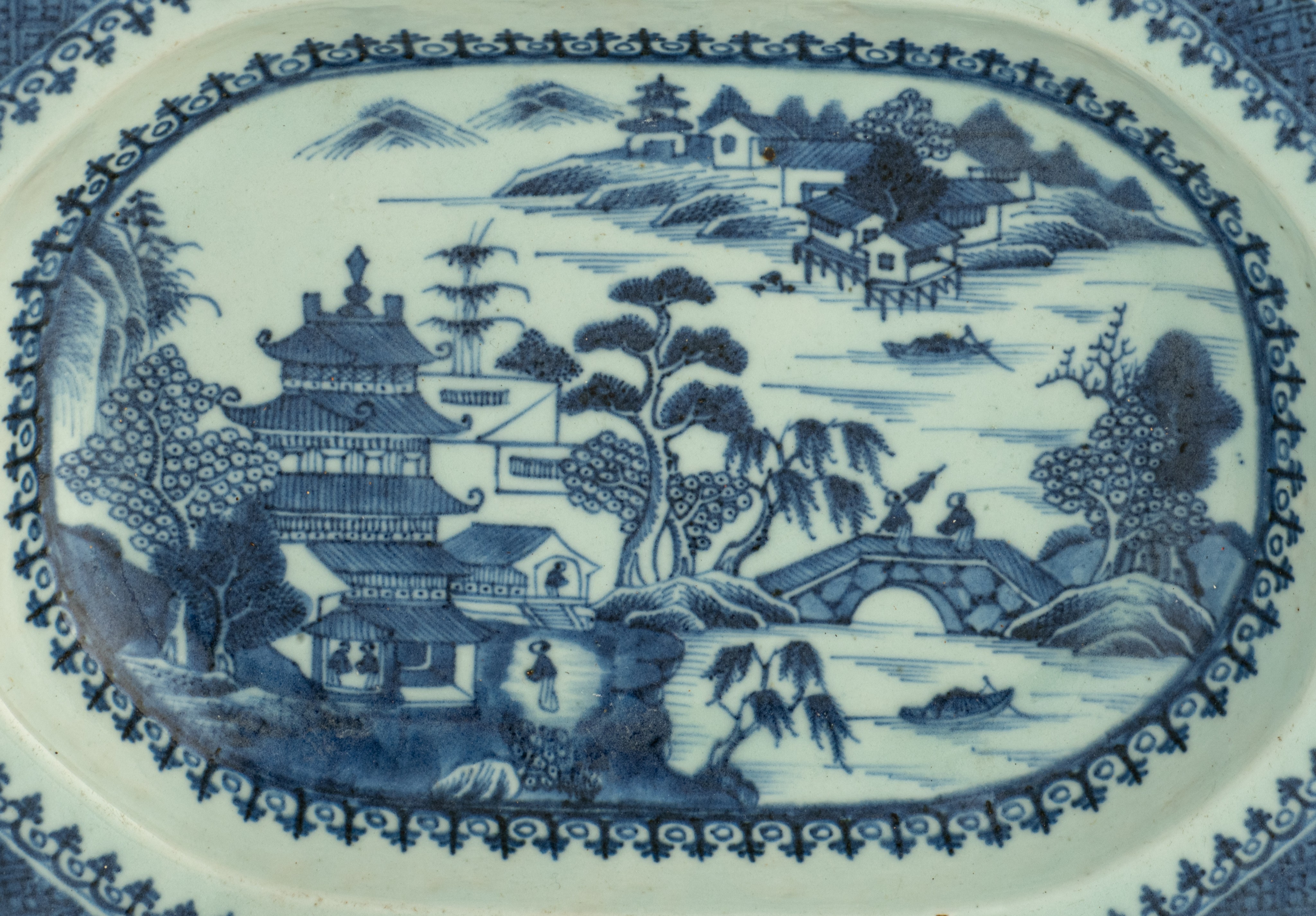 A Chinese blue and white export tureen and a matching plate, Qianlong period, H 19 - W 29,5 cm - add - Image 5 of 14