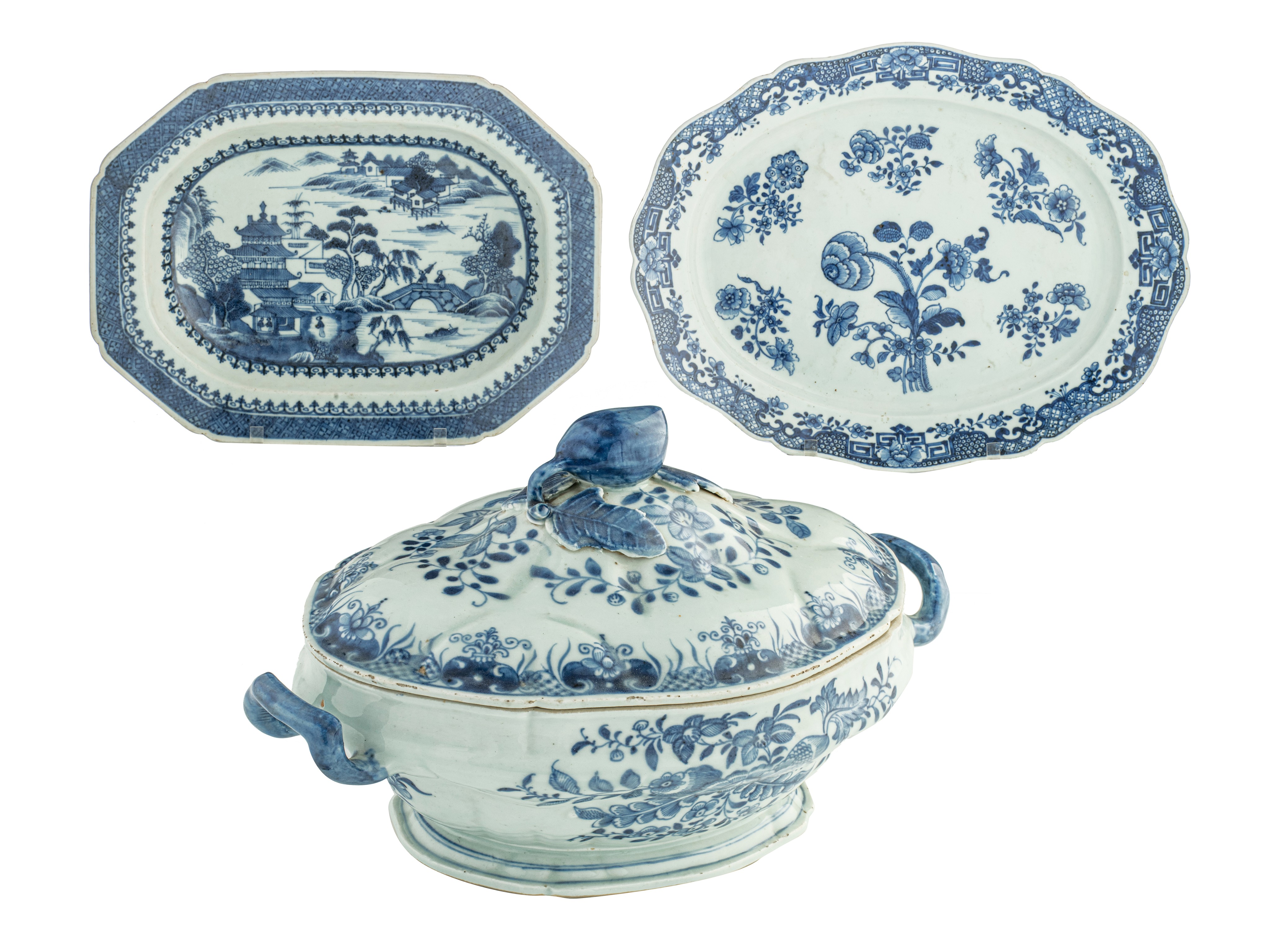 A Chinese blue and white export tureen and a matching plate, Qianlong period, H 19 - W 29,5 cm - add