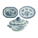 A Chinese blue and white export tureen and a matching plate, Qianlong period, H 19 - W 29,5 cm - add