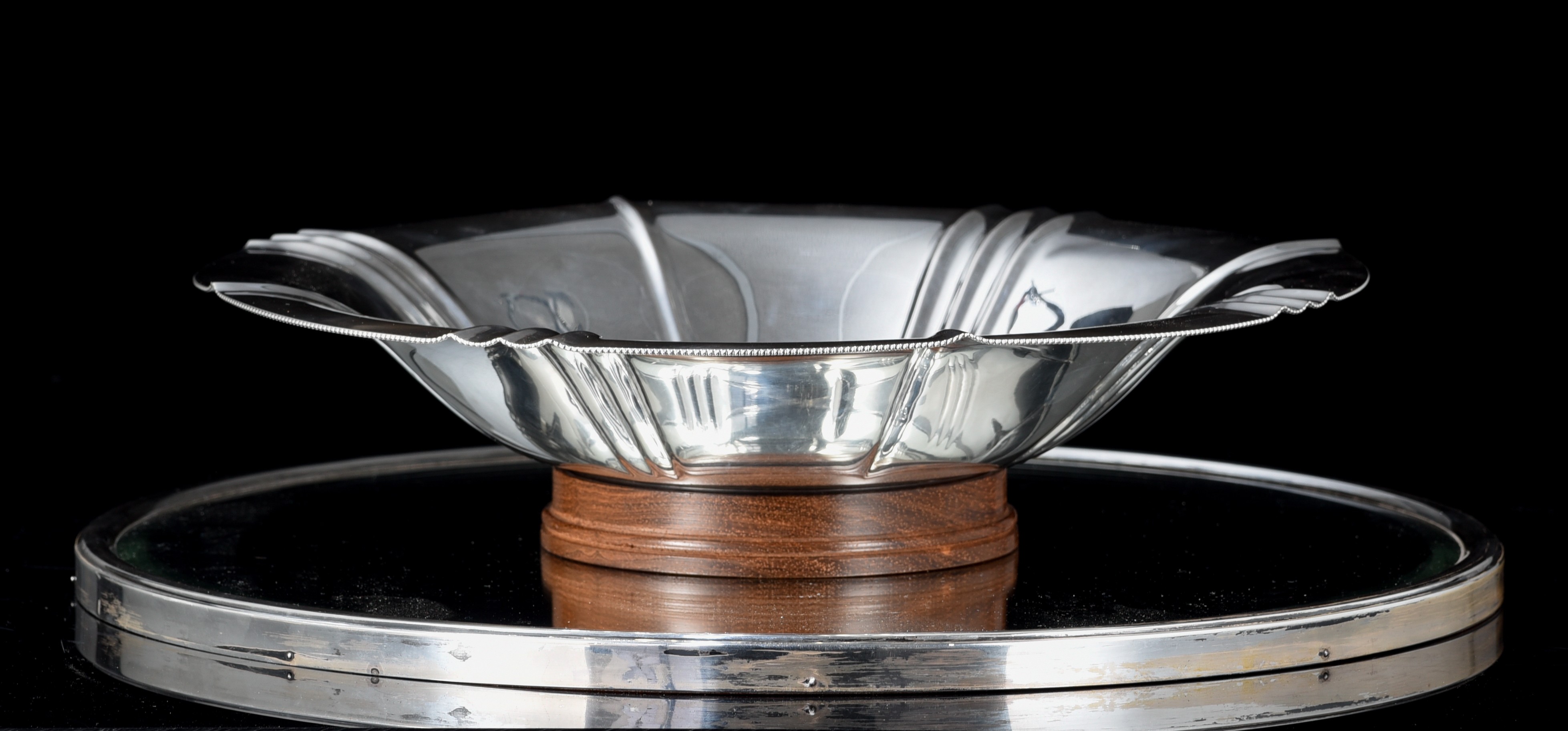 An 835/000 silver tray, on a mirrored platter, Wolfers/Brussels (1942-1992), H 8 / dia 40 cm, 550 g - Image 2 of 6