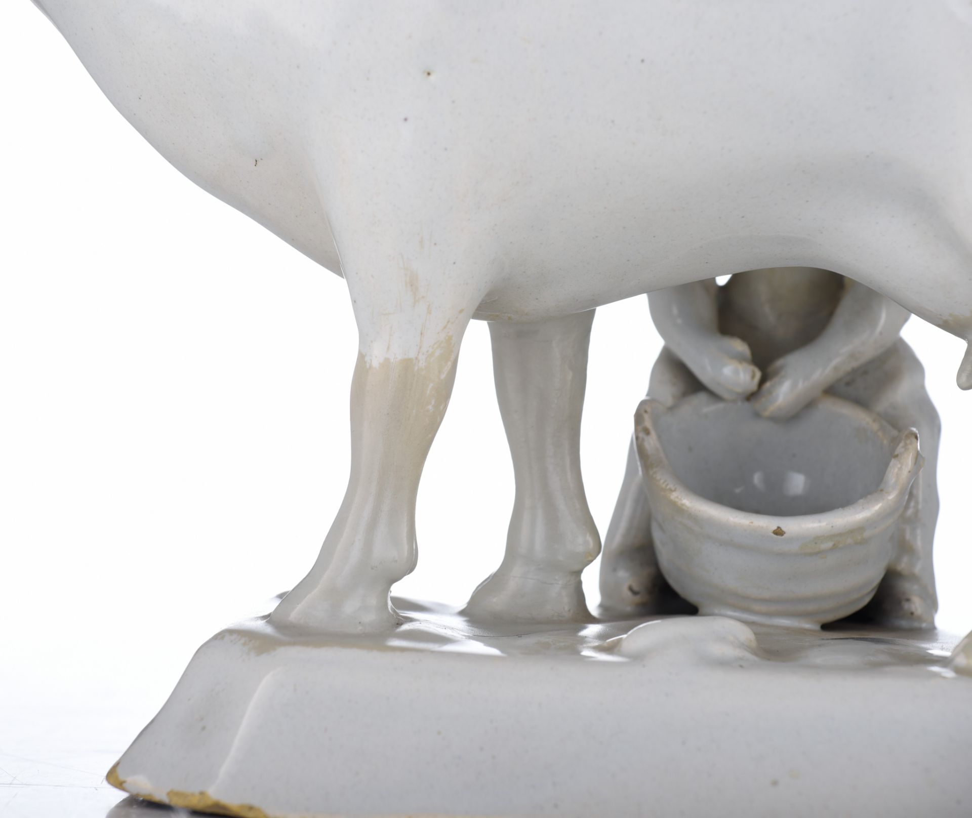 A large pair of Delft white-glazed models of cows with milkers, 18thC, H 18 - W 22 cm - Image 12 of 14