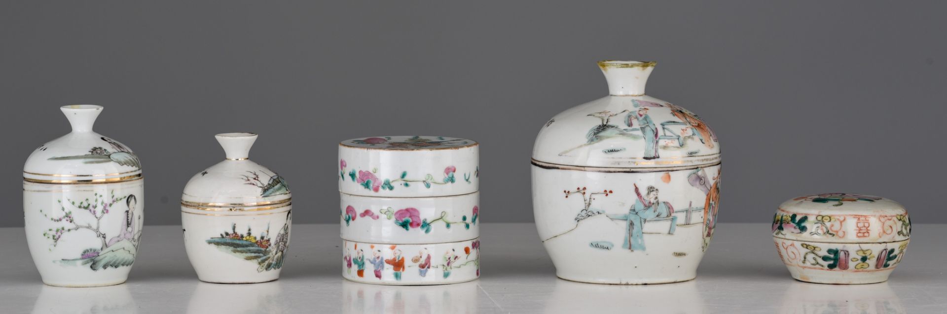 A collection of Chinese Republic period Qianjiangcai and famille rose pots and boxes, 19thC/20thC, T - Image 6 of 18