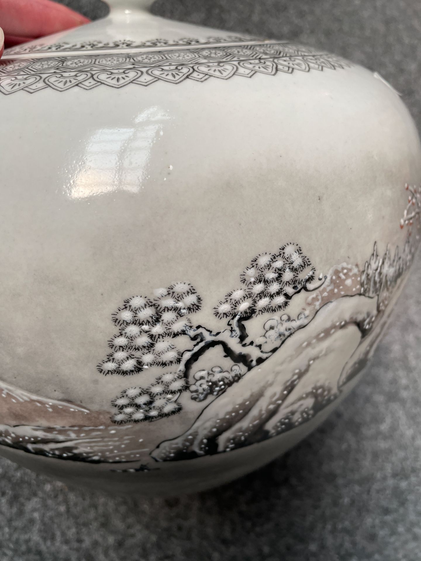 A Chinese Canton grisaille and enamelled 'Winter Landscape' cylindrical vase and ginger jar, 20thC, - Image 13 of 26