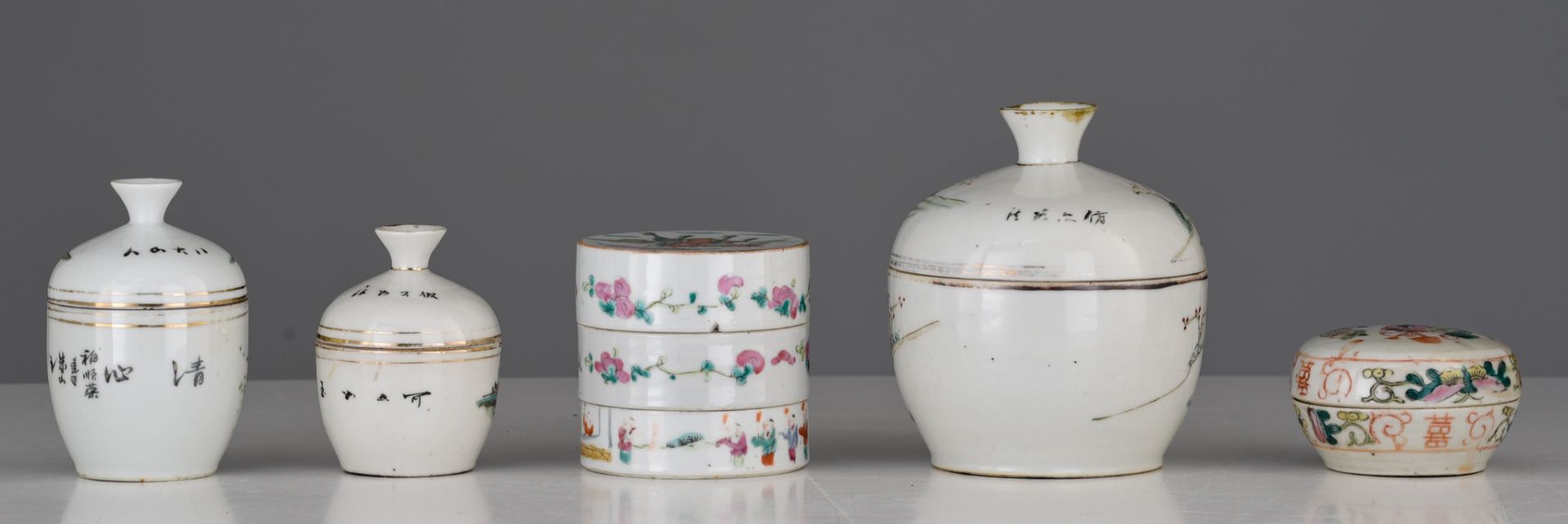 A collection of Chinese Republic period Qianjiangcai and famille rose pots and boxes, 19thC/20thC, T - Image 5 of 18