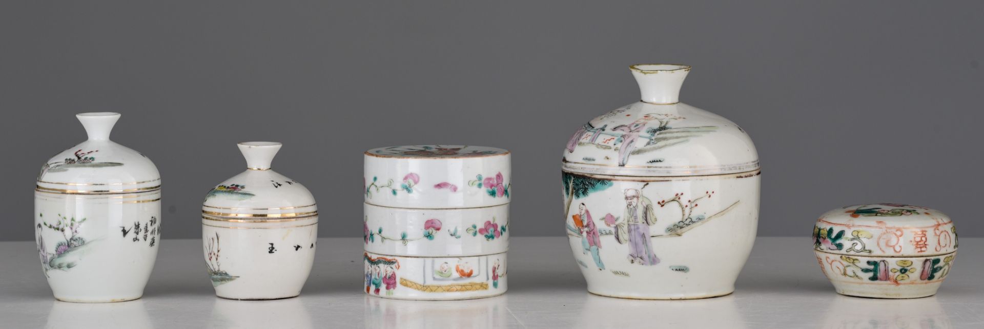 A collection of Chinese Republic period Qianjiangcai and famille rose pots and boxes, 19thC/20thC, T - Image 4 of 18