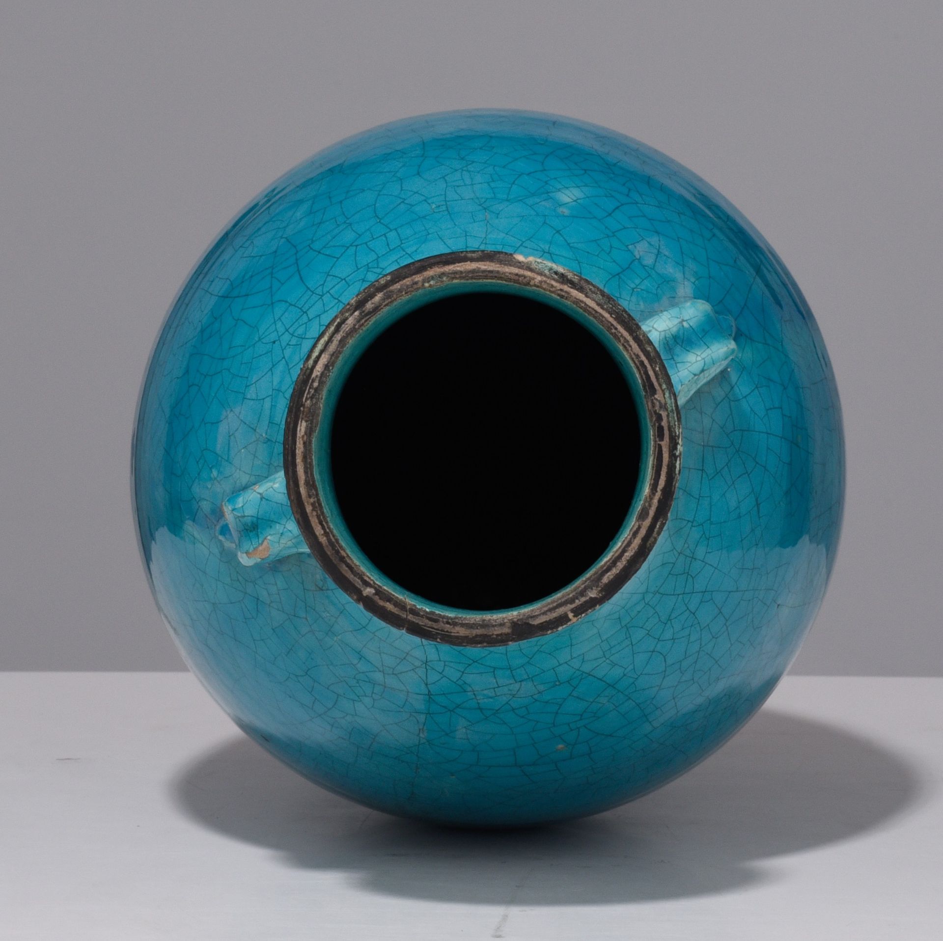 An Islamic turquoise glazed pottery vase, 15thC/16thC, H 37,5 cm - Image 6 of 7