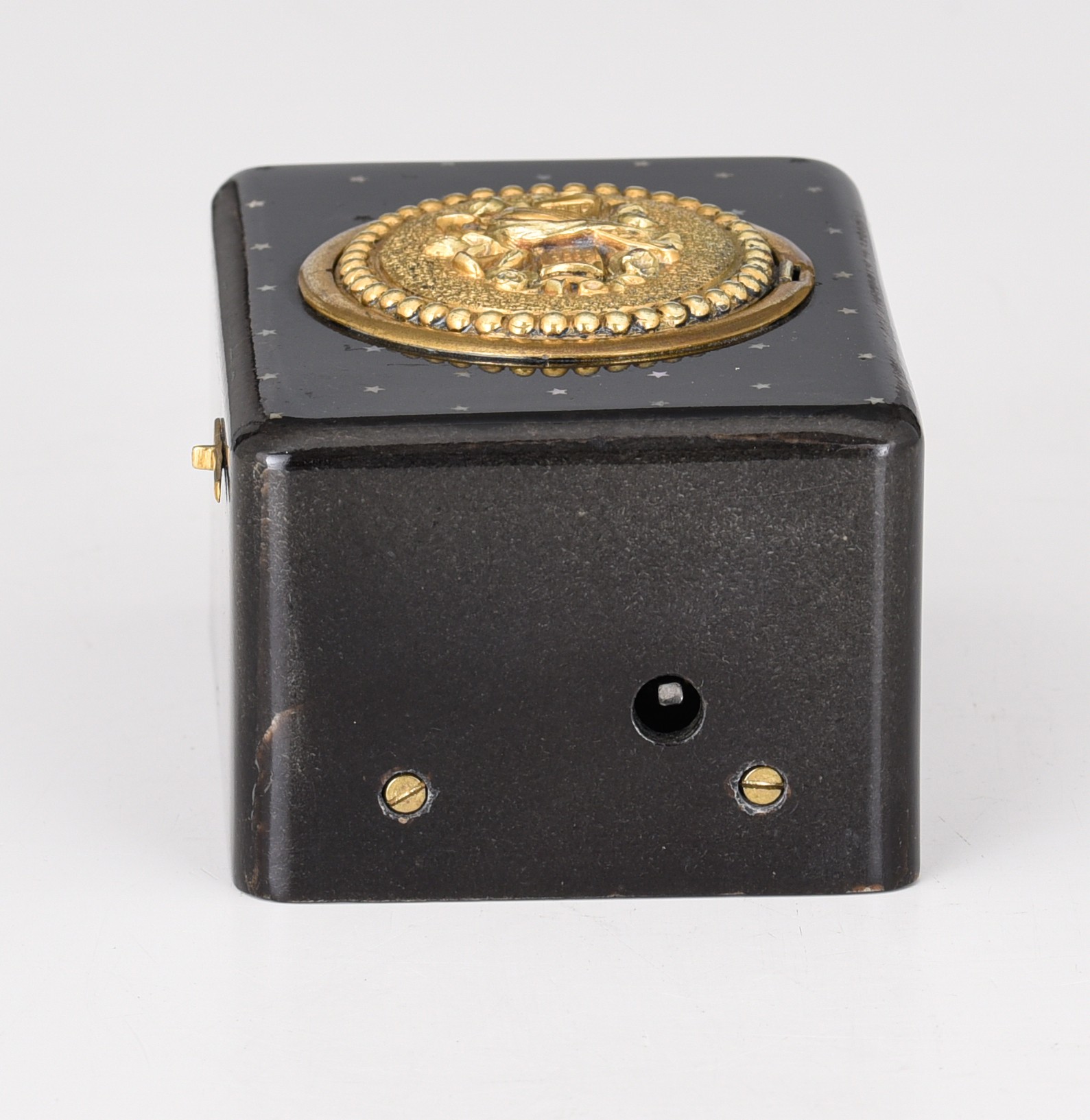 An early singing bird box with black lacquer and mother-of-pearl star decoration, H 5,5 - W 11 cm - Image 5 of 13