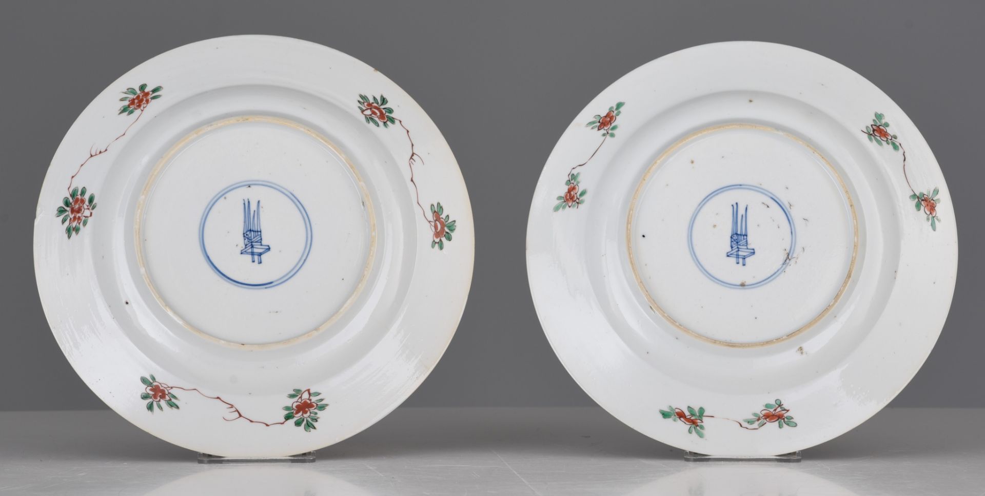 Two Chinese famille verte 'Scholars' dishes, Kangxi period, dia. 21,5 cm - Image 3 of 3