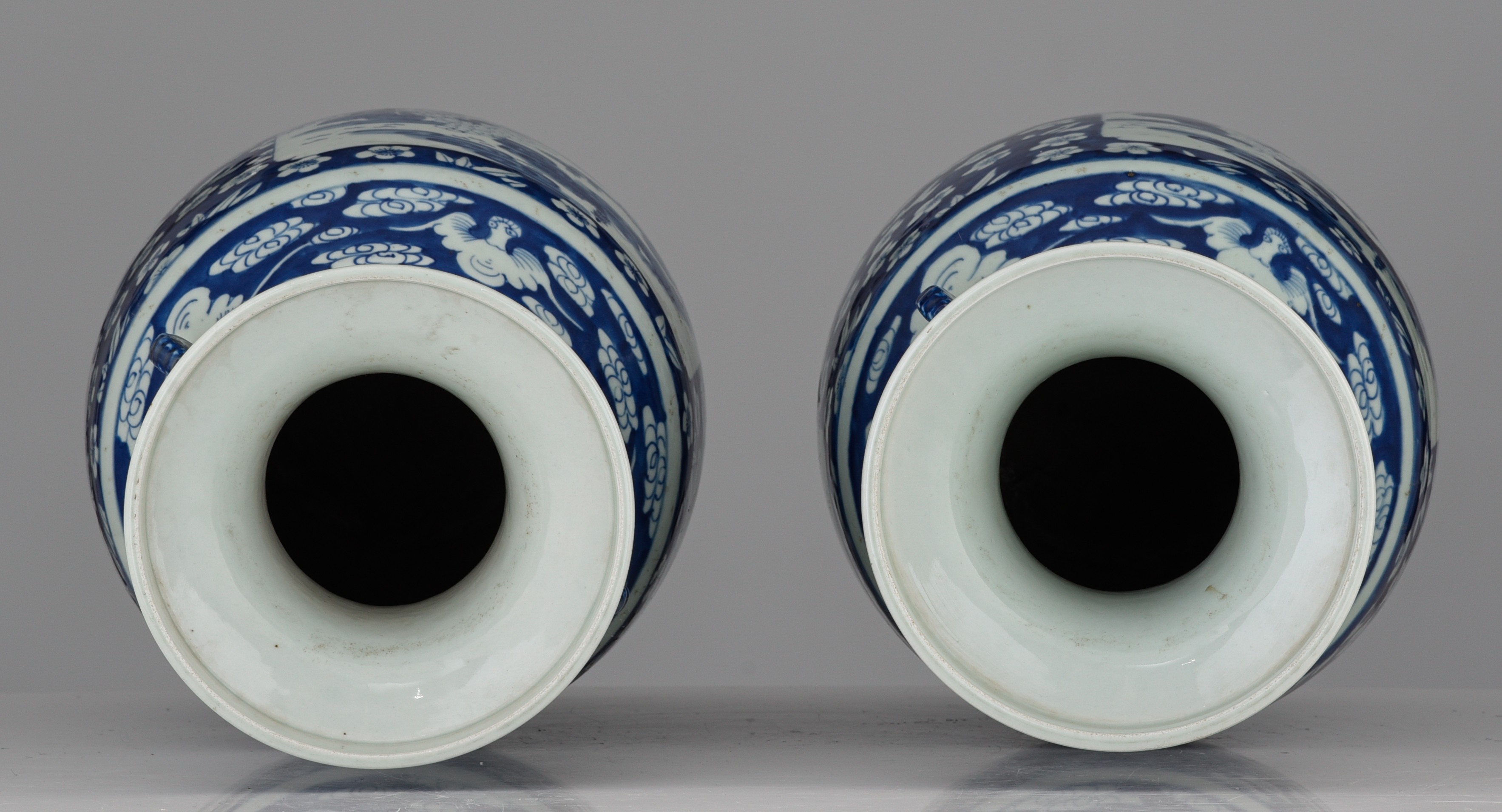 A pair of Chinese blue and white vases, paired with stylised-dragon handles, 19thC, H 49-50 cm - Image 6 of 7