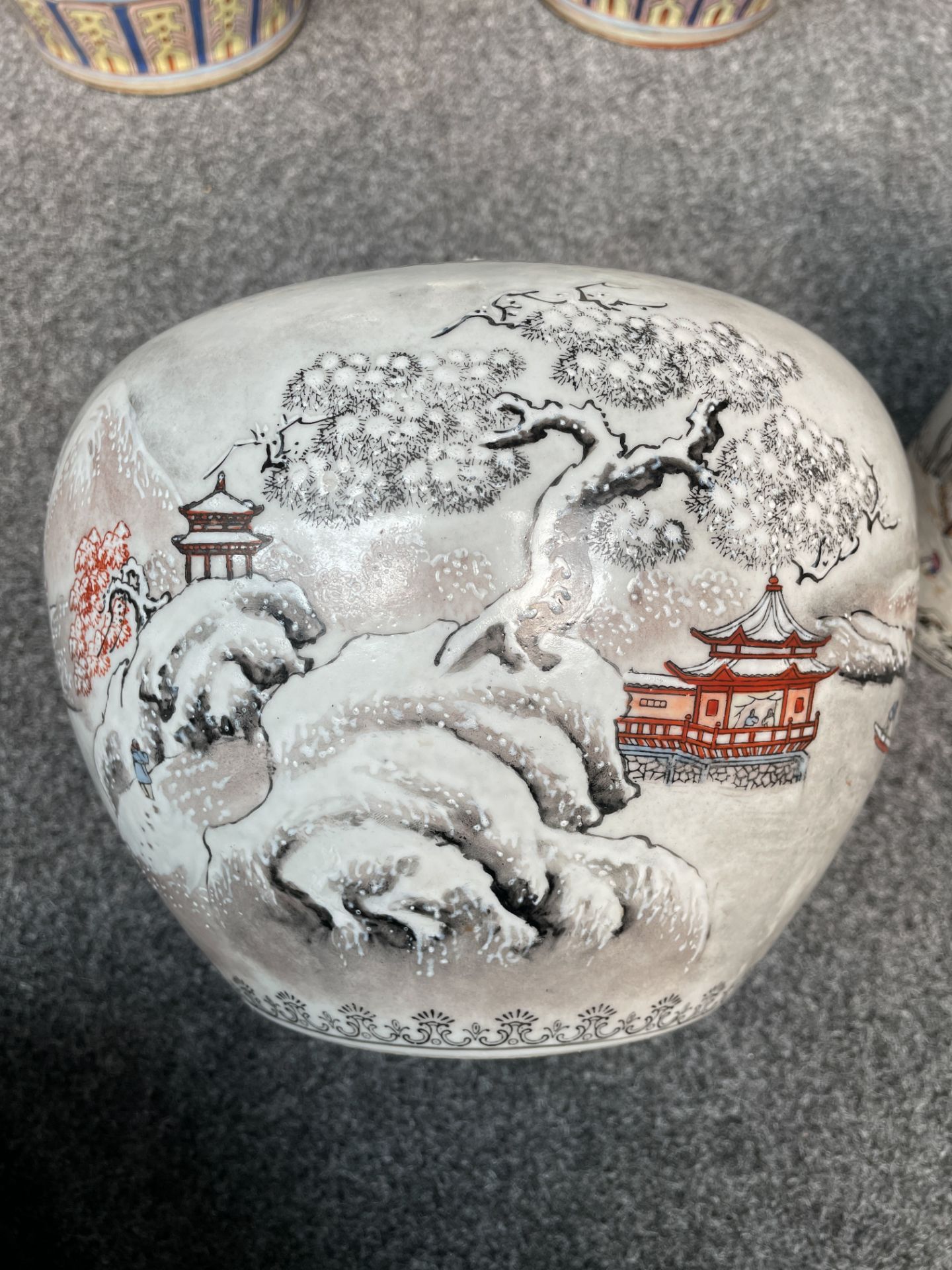 A Chinese Canton grisaille and enamelled 'Winter Landscape' cylindrical vase and ginger jar, 20thC, - Image 11 of 26