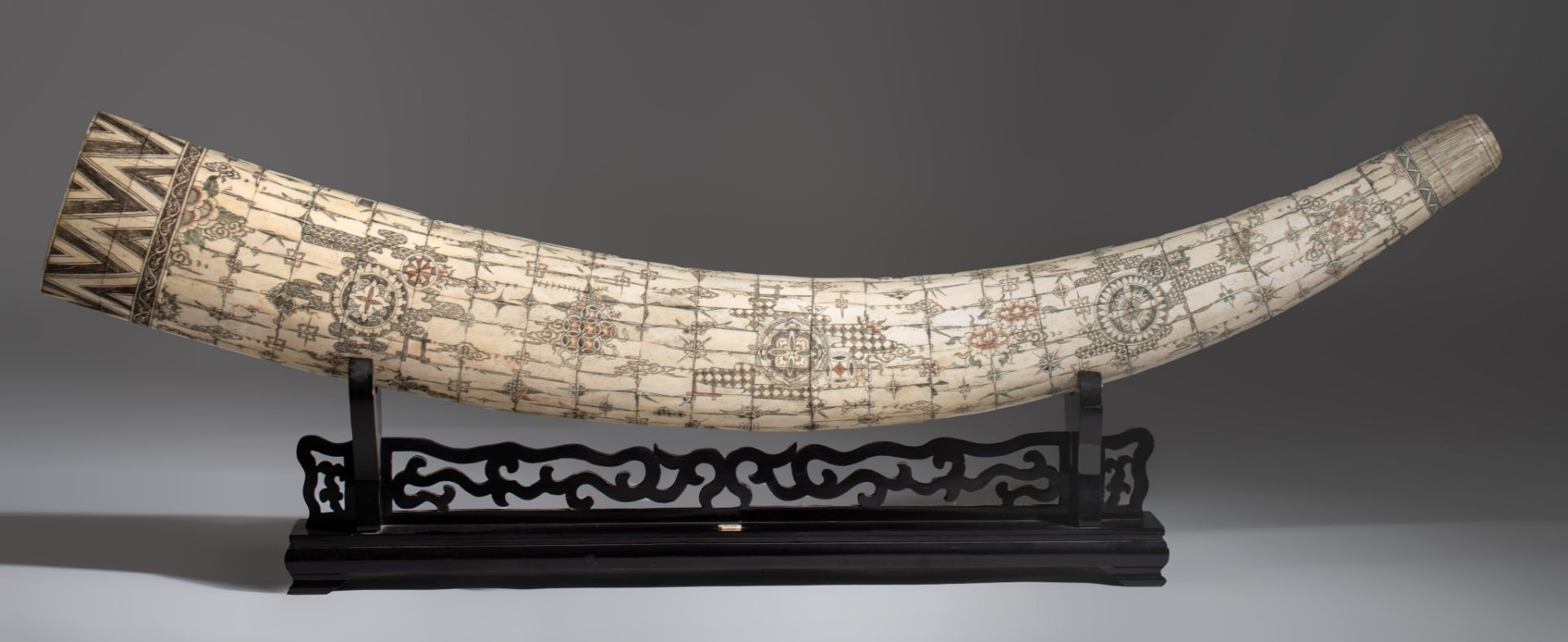 A faux-tusk, assembled from carved bone, on a wooden base, L cm - Image 2 of 11