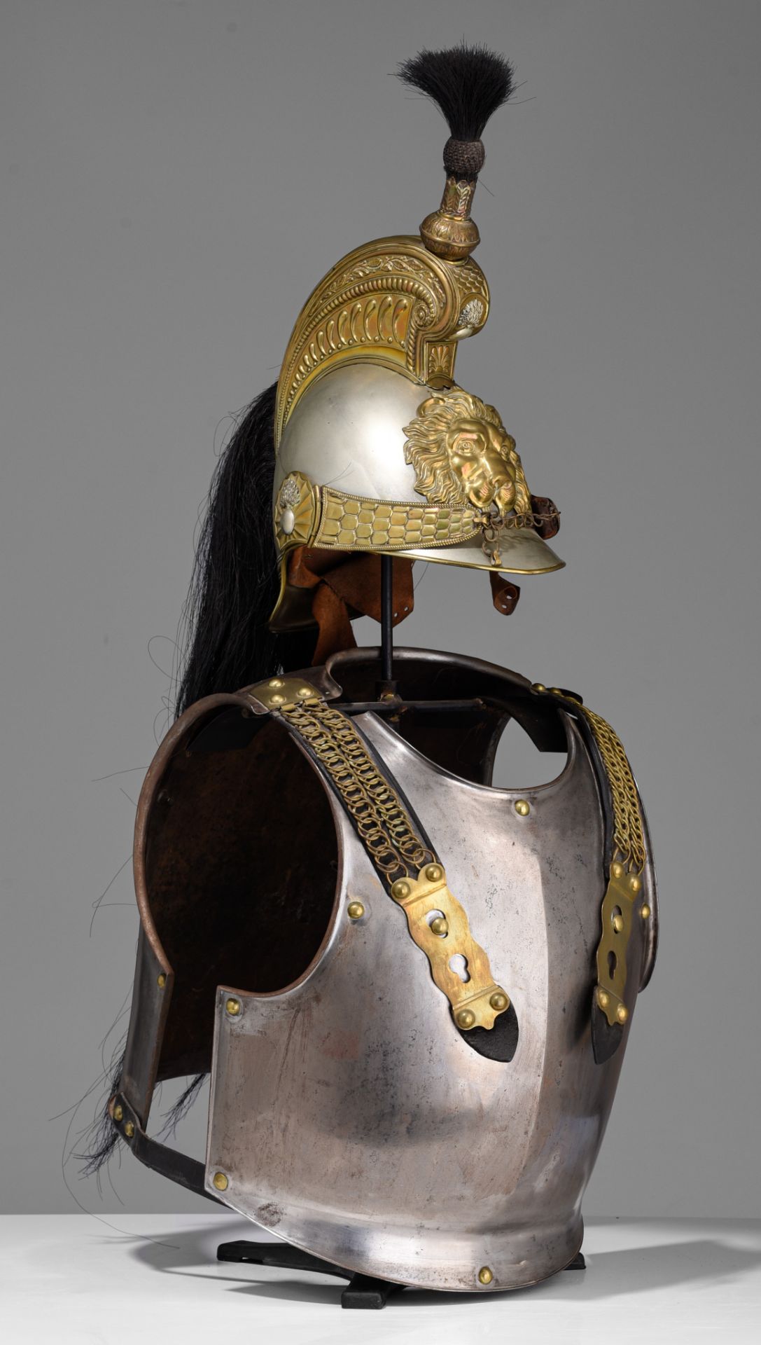 A French cuirassier breastplate and helmet, Manufacture Royale d'Armes de Klingenthal, 19thC, H 88 c - Image 2 of 11