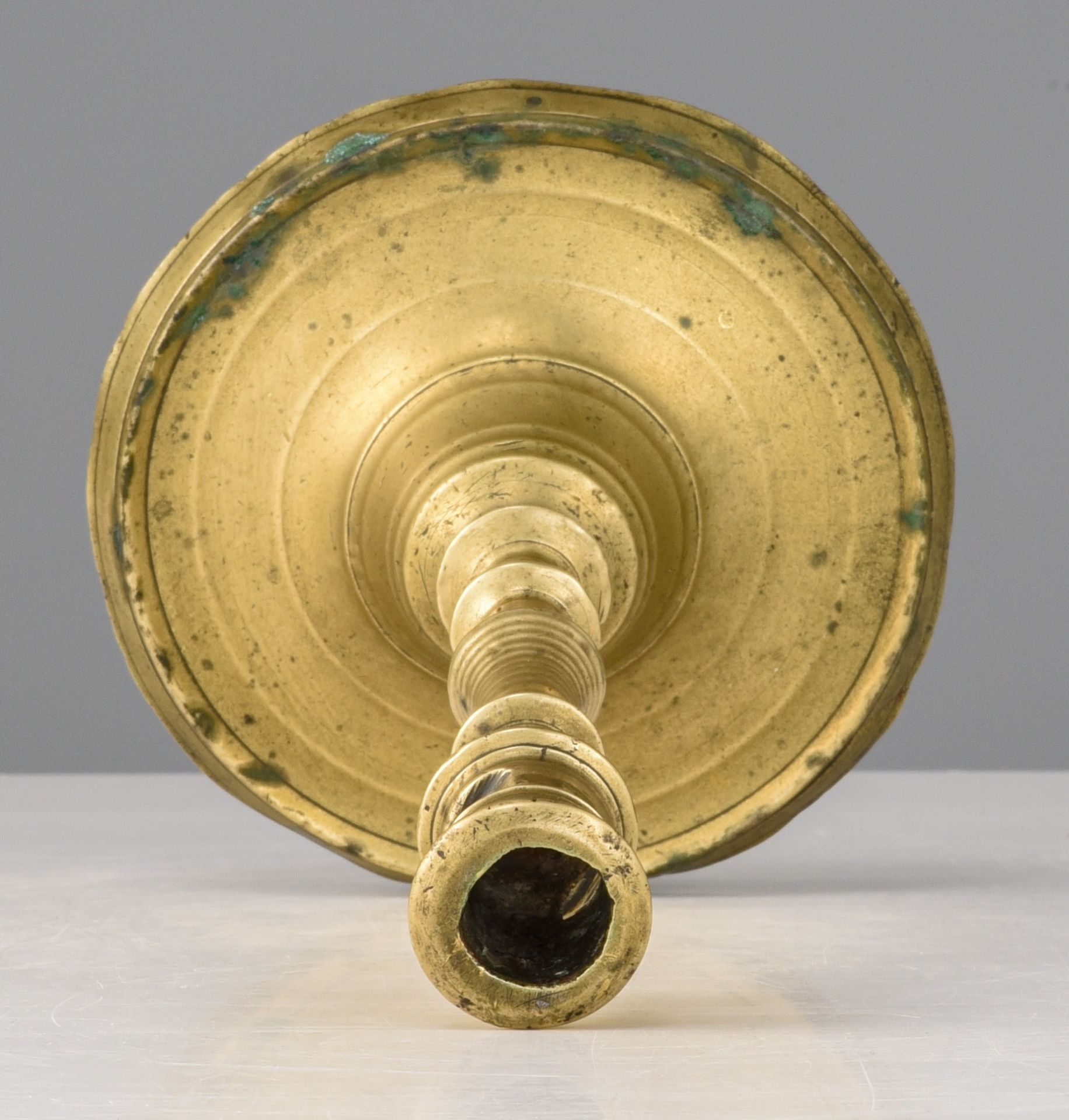 A brass so-called 'balusterkandelaar' socket candlestick, 16thC, the Low Countries, H 19,5 cm - Image 6 of 7