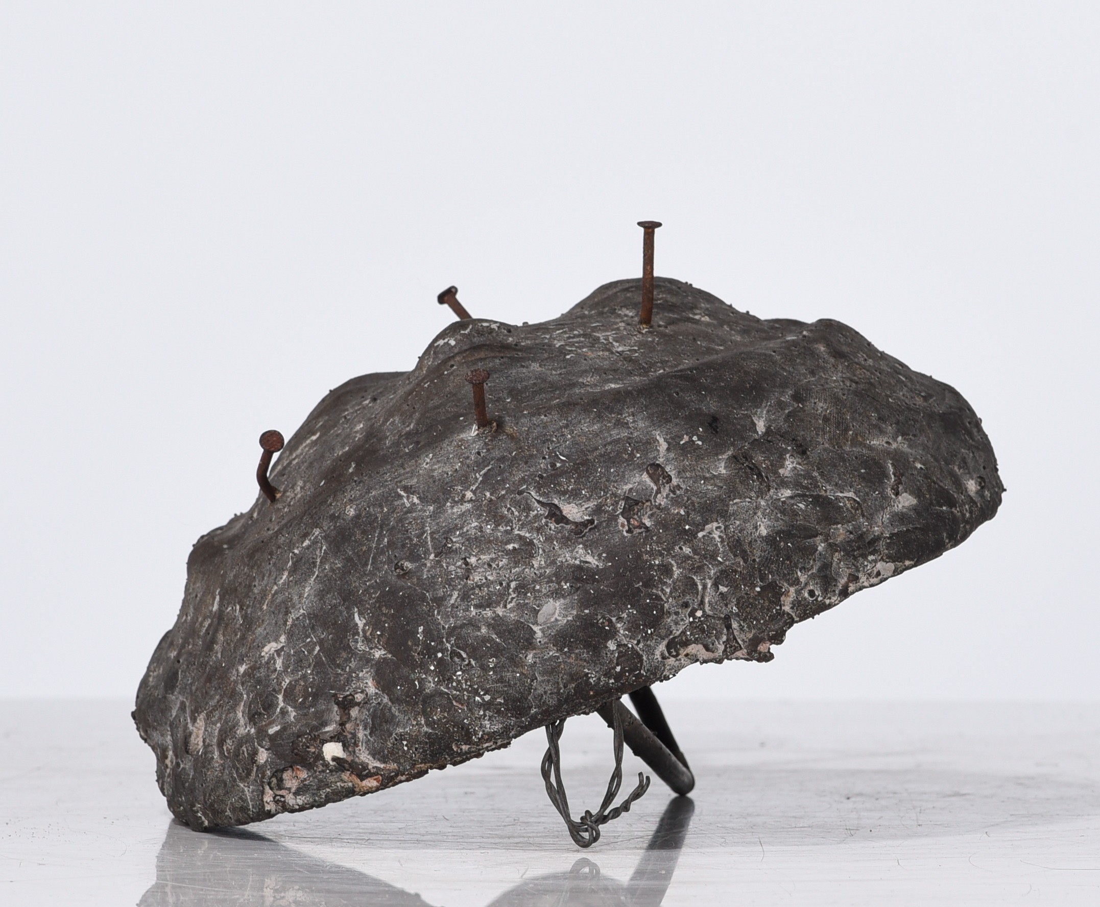 Johan Tahon (1965), mask, patinated bronze with nails, H 30 cm - Image 5 of 6