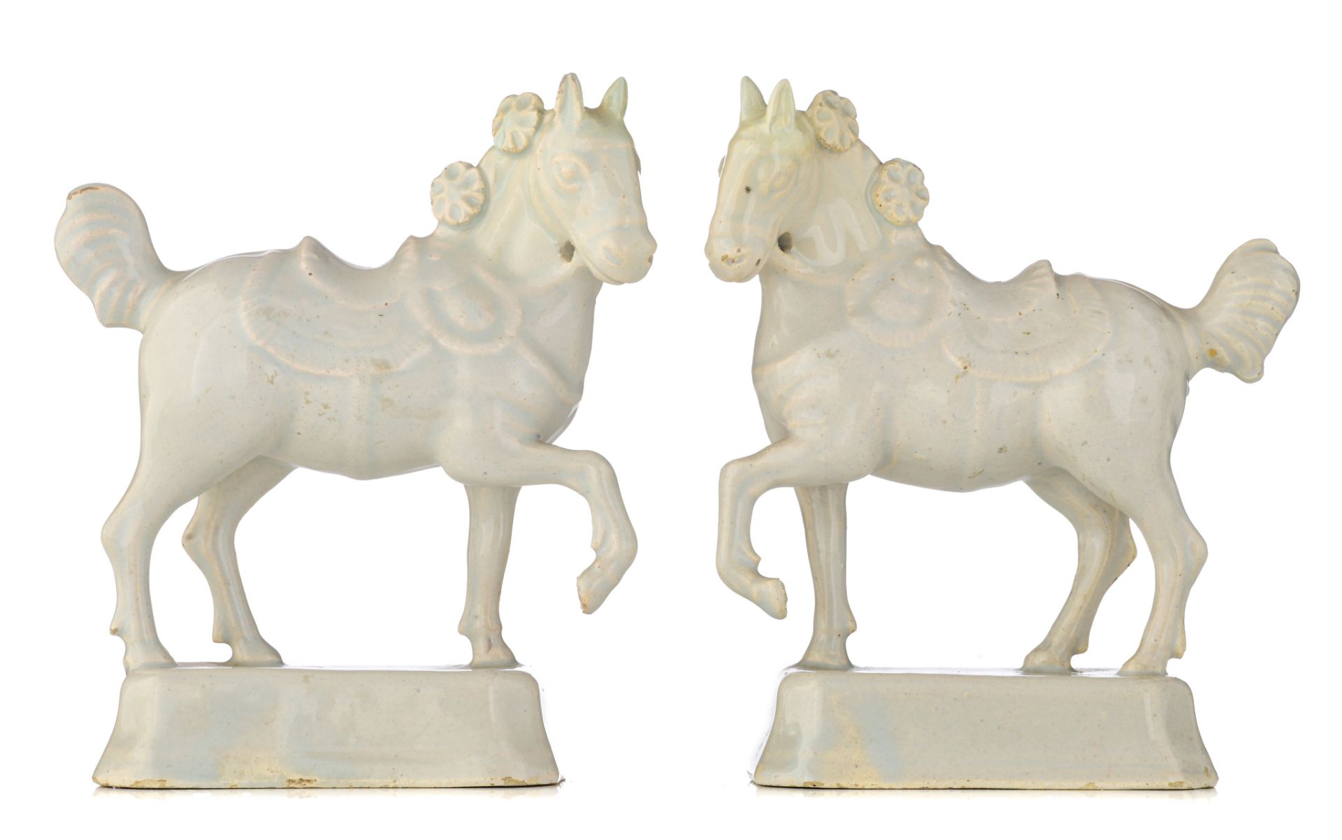 A pair of Dutch Delft white-glazed figures of circus horses, 18thC, H 14 cm - Image 2 of 9