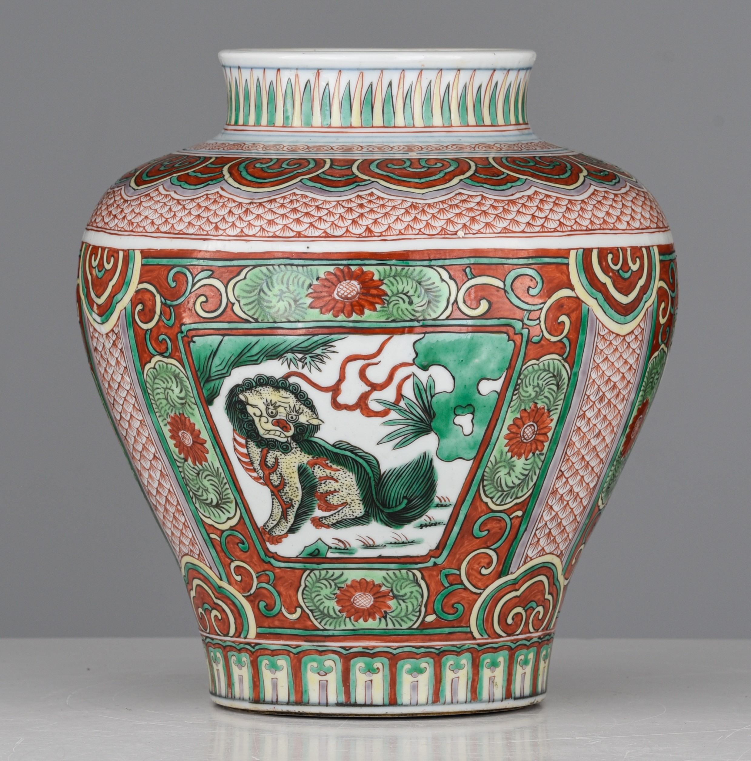 A Chinese wucai style 'Qilin' jar, 20thC, H 27 cm - Image 2 of 7