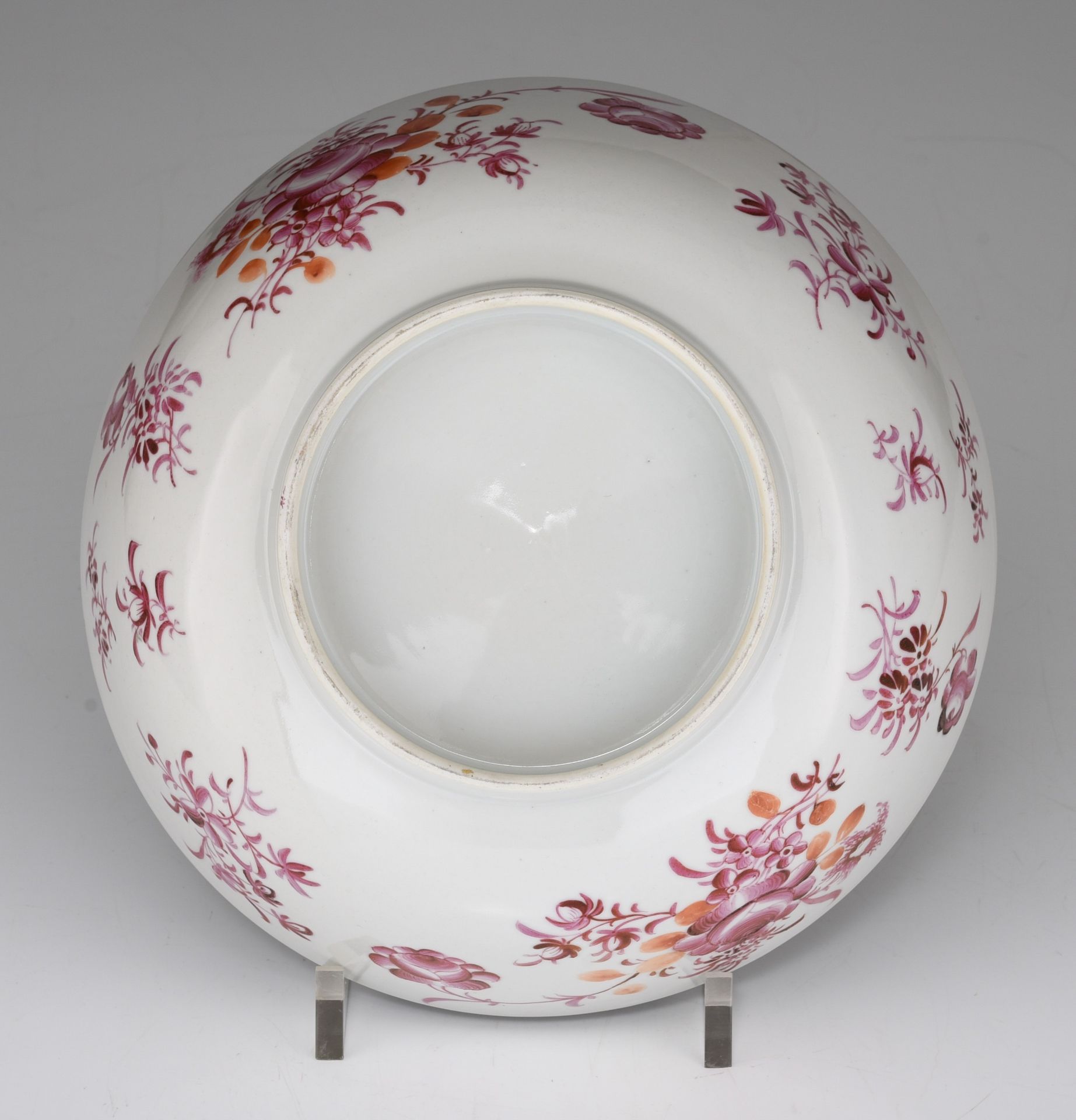 A Chinese famille rose charger and a punch bowl in puce, 18thC, dia. plate 38,7 cm - Image 7 of 7