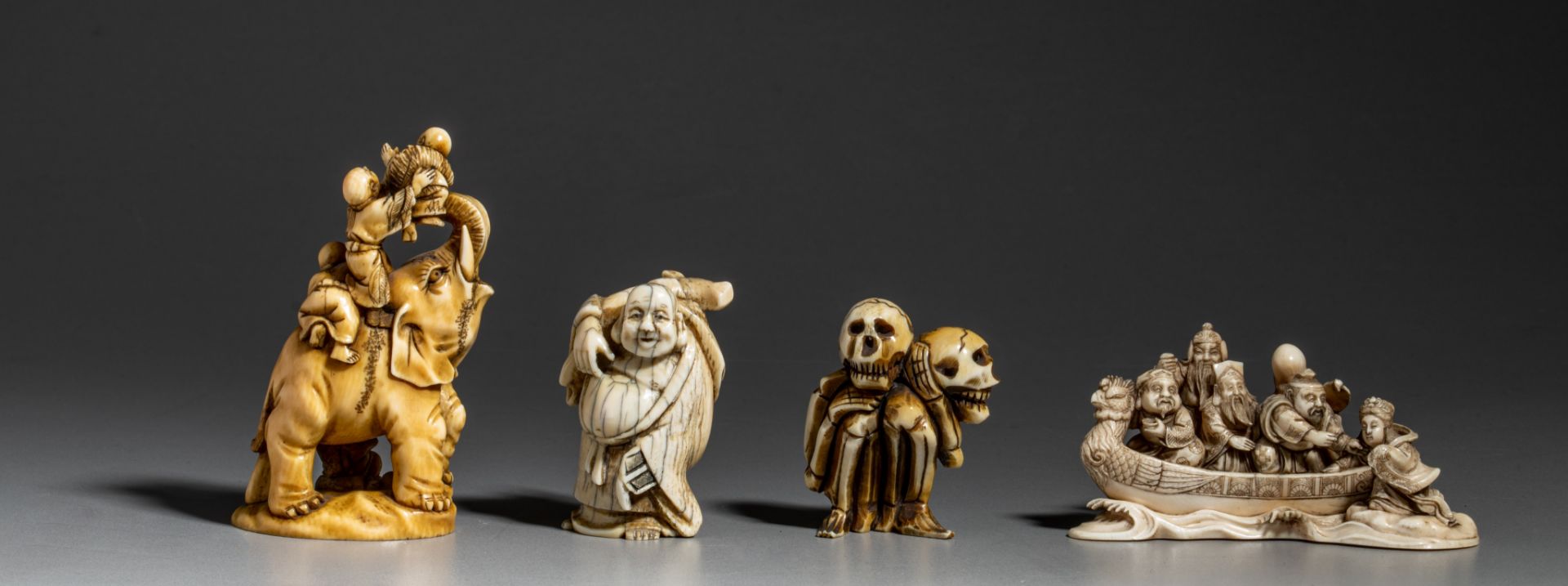 A collection of three Japanese carved okimono and one netsuke (+) - Bild 2 aus 8