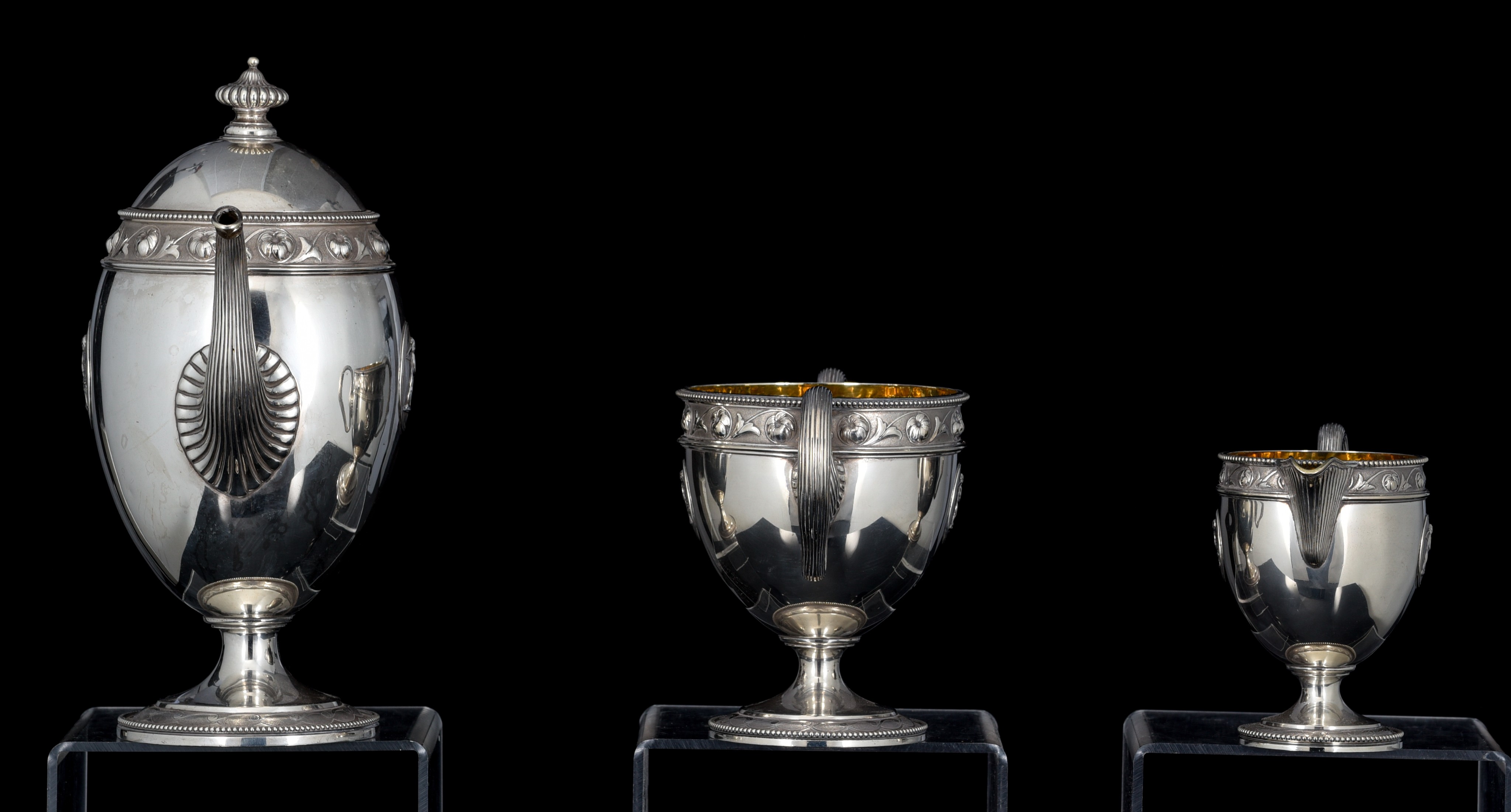 A Victorian three-part Neoclassical silver coffee set, London hallmark, H 13 - 28,5 cm, c 2300 g - Image 4 of 6