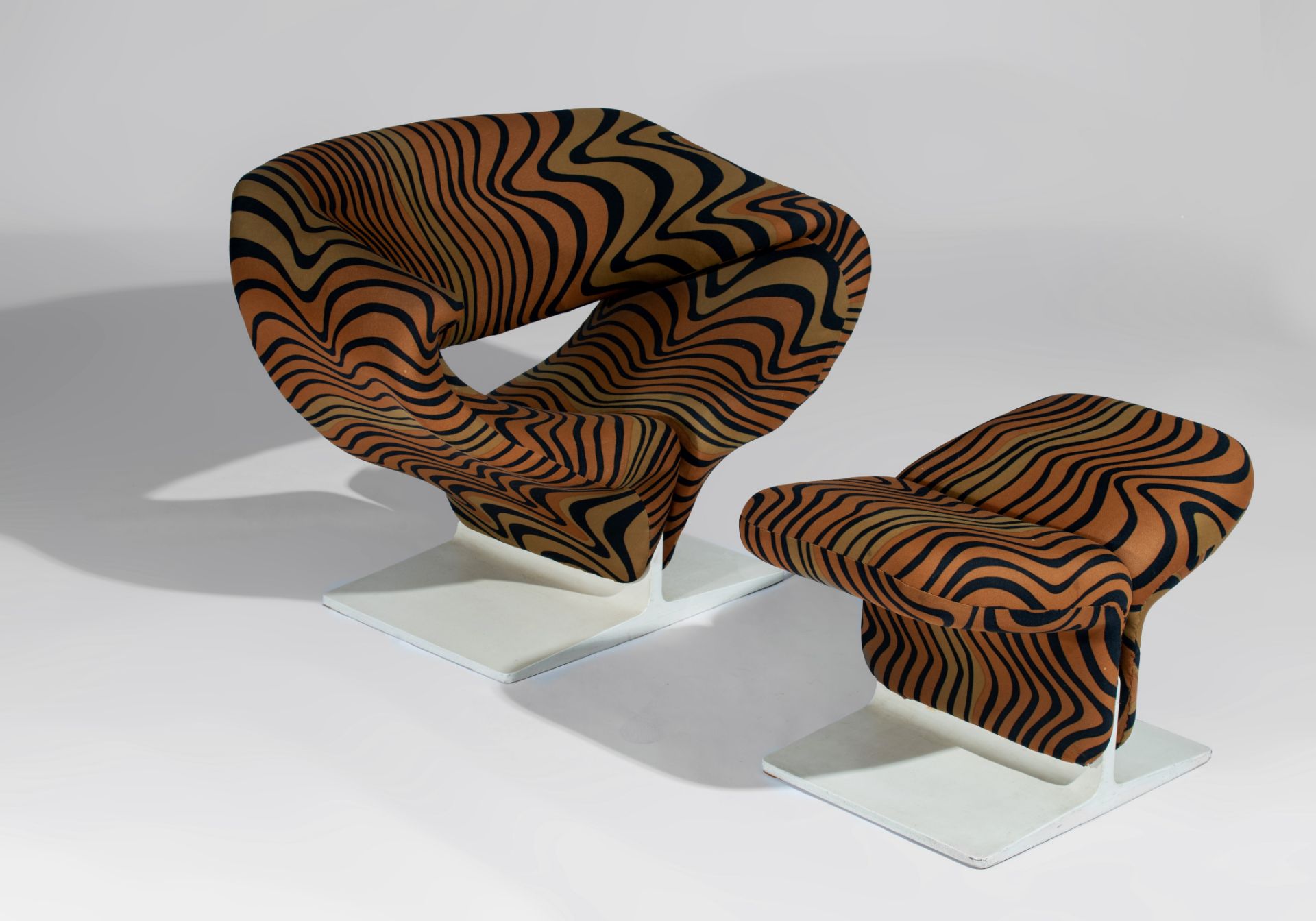 A rare Ribbon chair and ottoman by Pierre Paulin for Artifort, upholstered in 'Tiger' fabric by Jack - Image 3 of 20