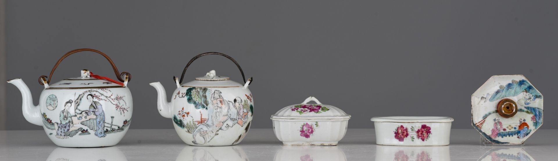 A collection of Chinese Republic period Qianjiangcai and famille rose pots and boxes, 19thC/20thC, T - Image 11 of 18