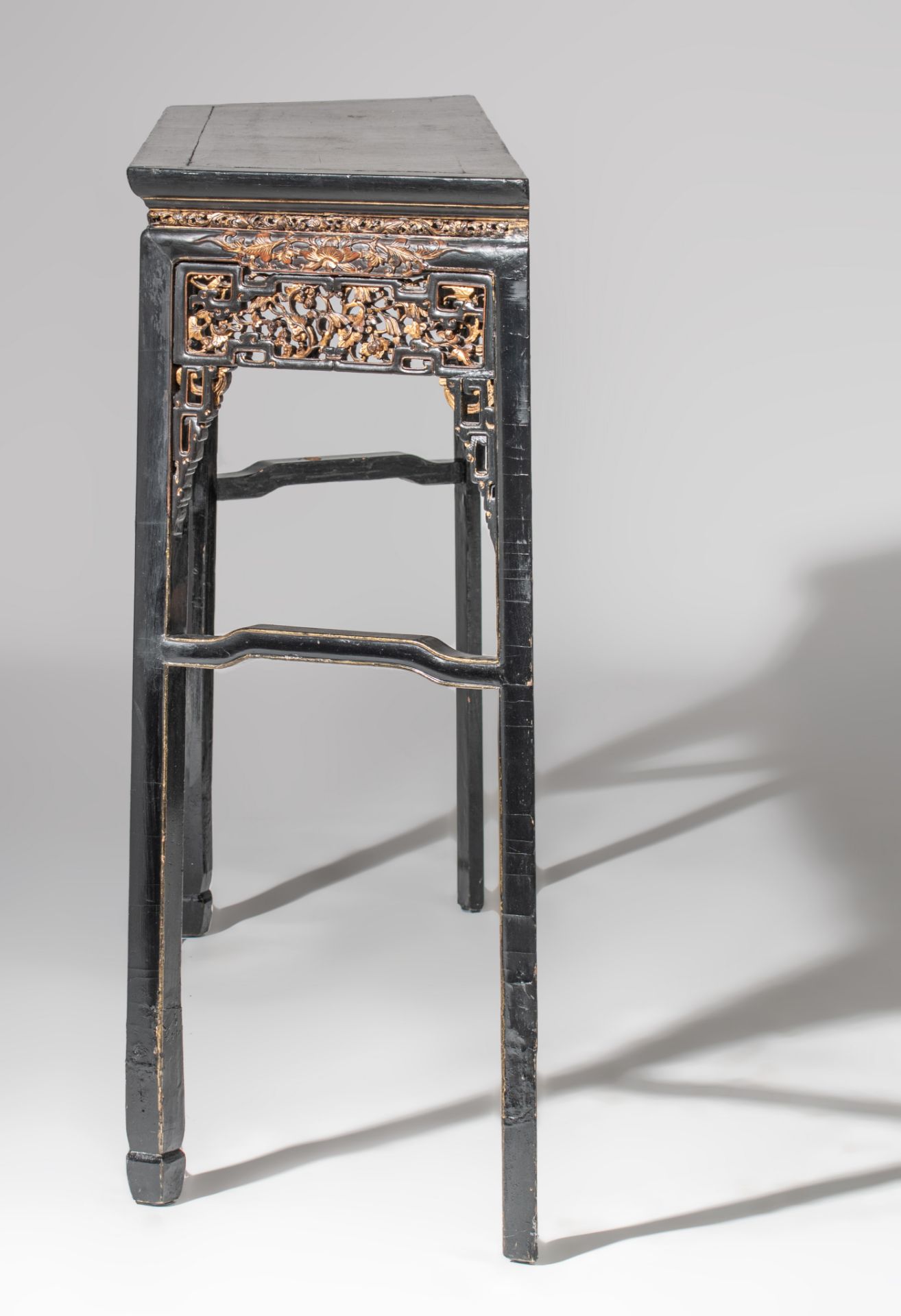 A Chinese gilt and lacquered carved side table, late Qing/Republic period, H 107 - L 187 - D 40 cm - Image 4 of 10