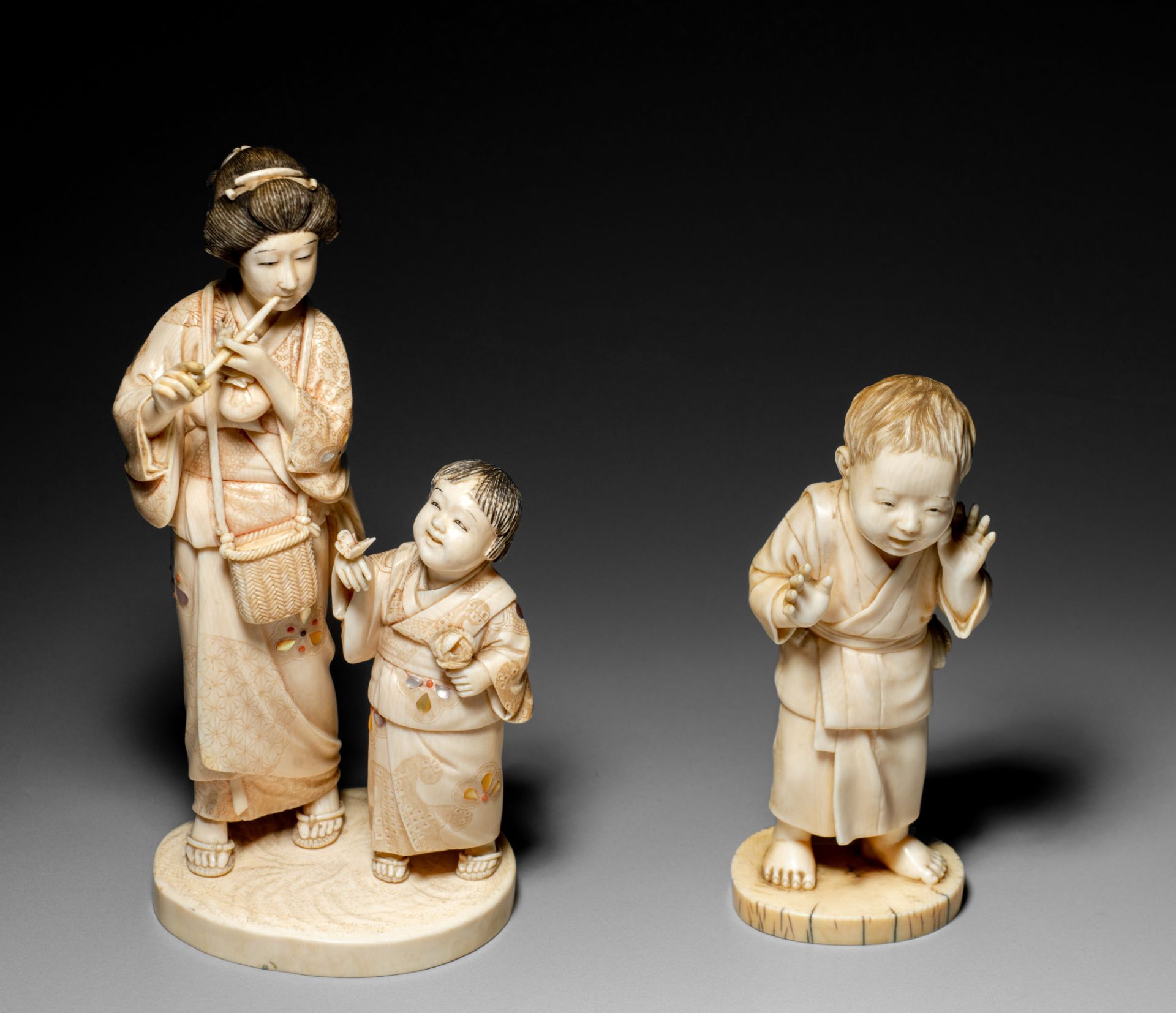 Two Japanese ivory okimonos, Meiji/TaÓsho period, H 12,6 cm, 160 g and Taisho/early Showa period, H - Bild 12 aus 22