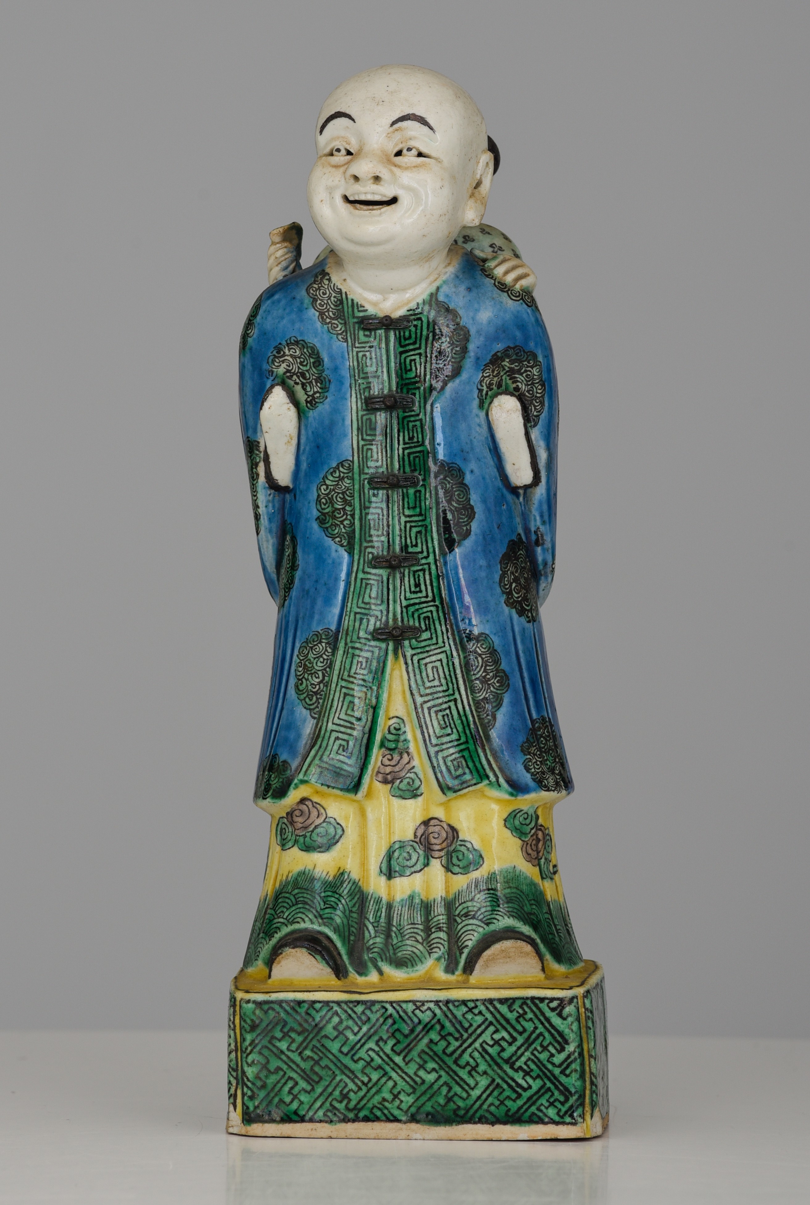 A Chinese famille verte biscuit figure of a man and boy, Republic period, H 22 cm - Image 3 of 10